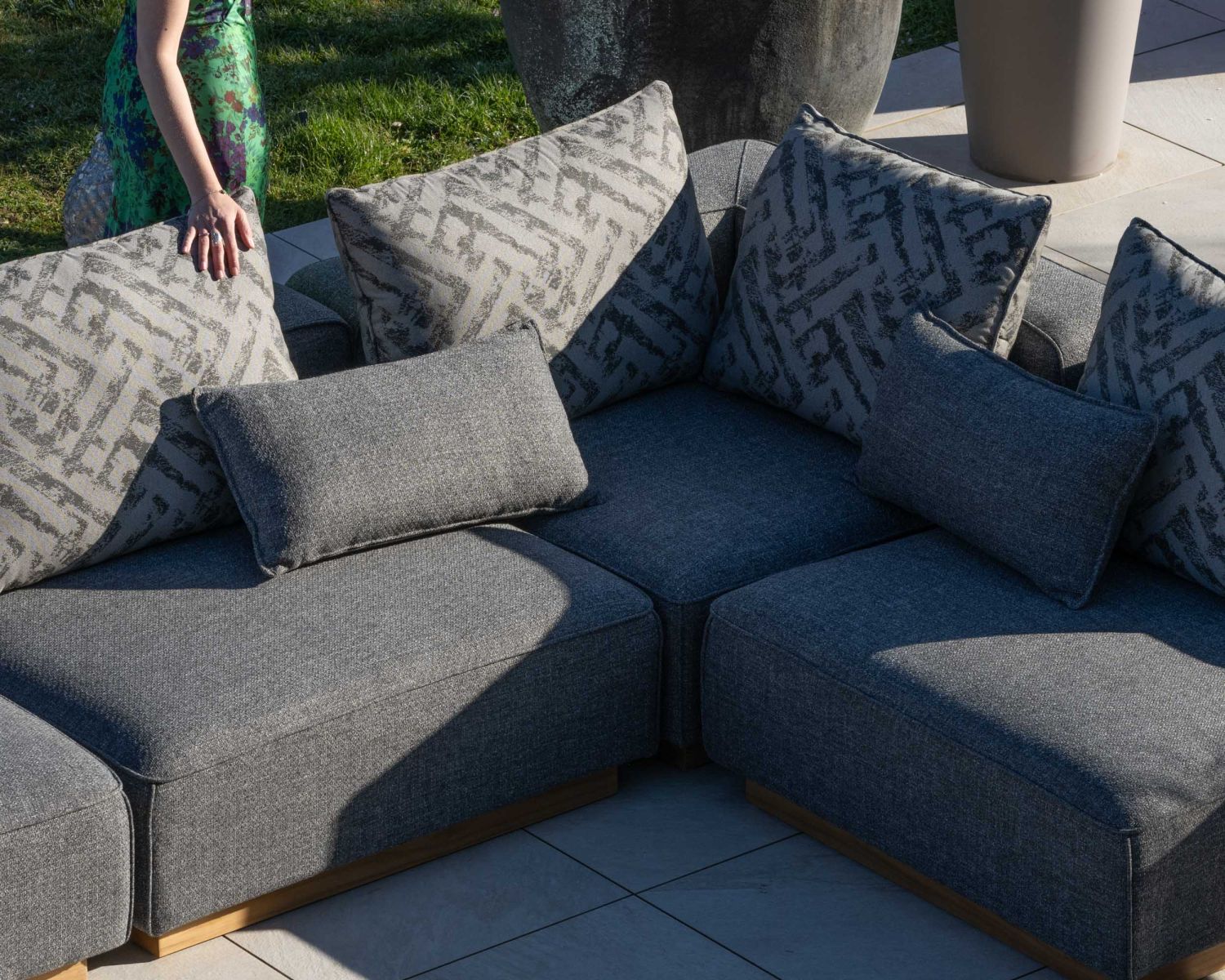 Sofá modular de exterior de teca y tela gris jaspeada «Armando», en forma de L con otomana