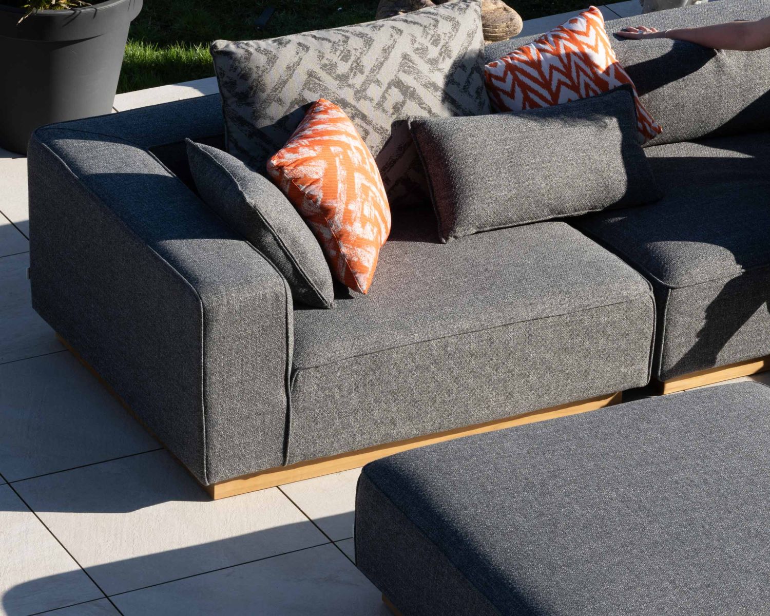 Sofá modular de exterior de teca y tela gris jaspeada «Armando», en forma de L con otomana