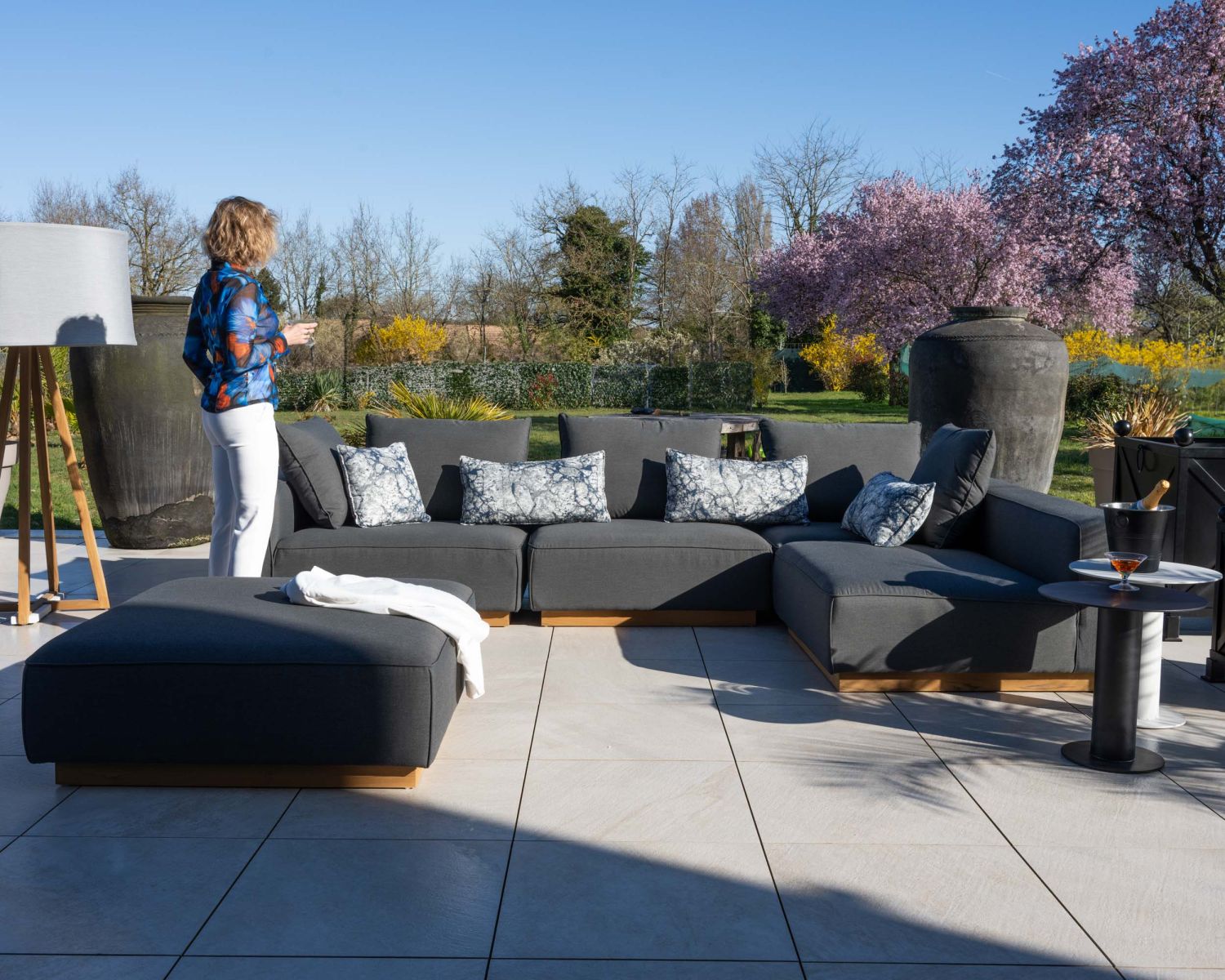Sofá modular de exterior de teca y tela antracita «Armando», en esquina con otomana