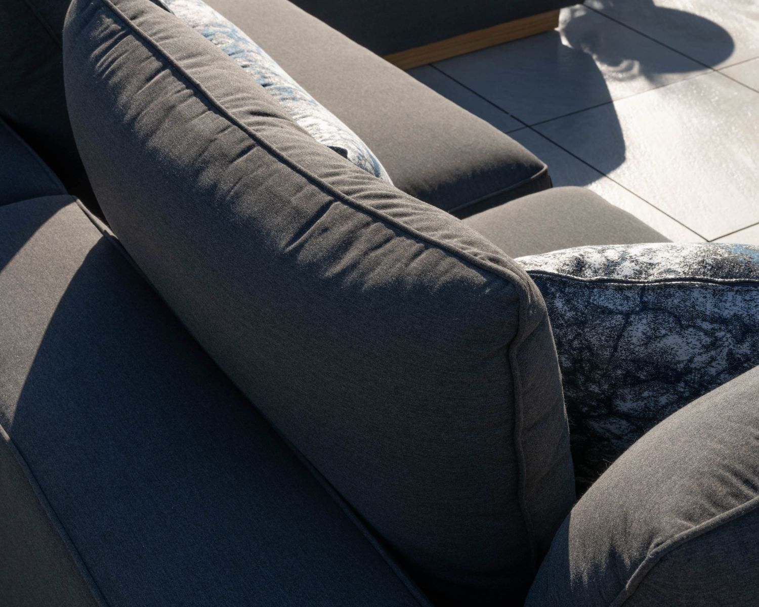 Sofá modular de exterior de teca y tela antracita «Armando», en esquina con otomana