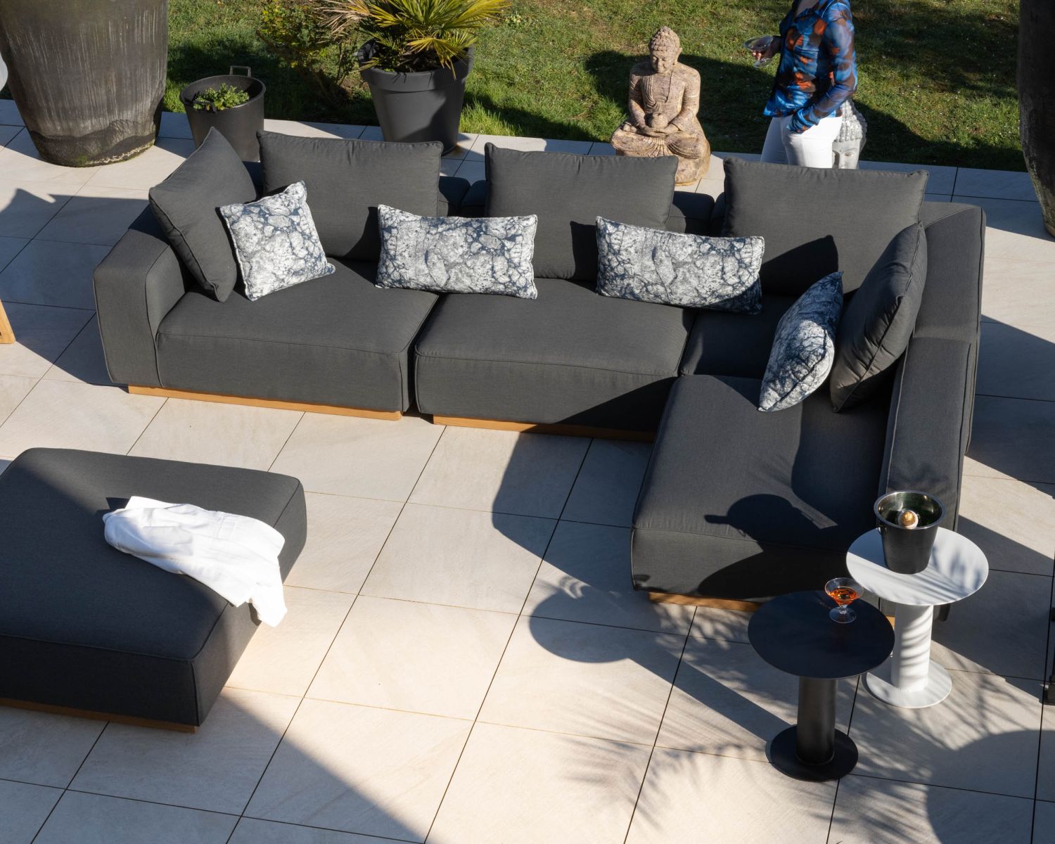 Sofá modular de exterior de teca y tela antracita «Armando», en esquina con otomana