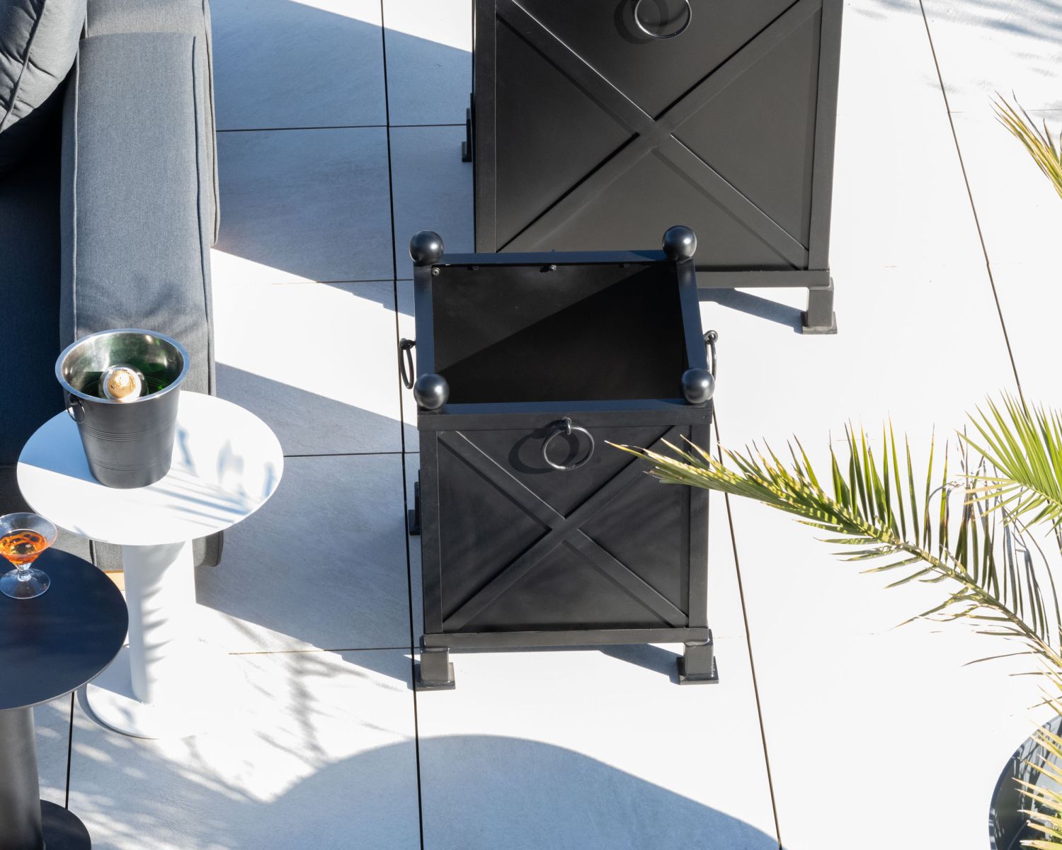 Jardinera decorativa cuadrada grande de 75 cm para plantas «Gardénia», de metal negro