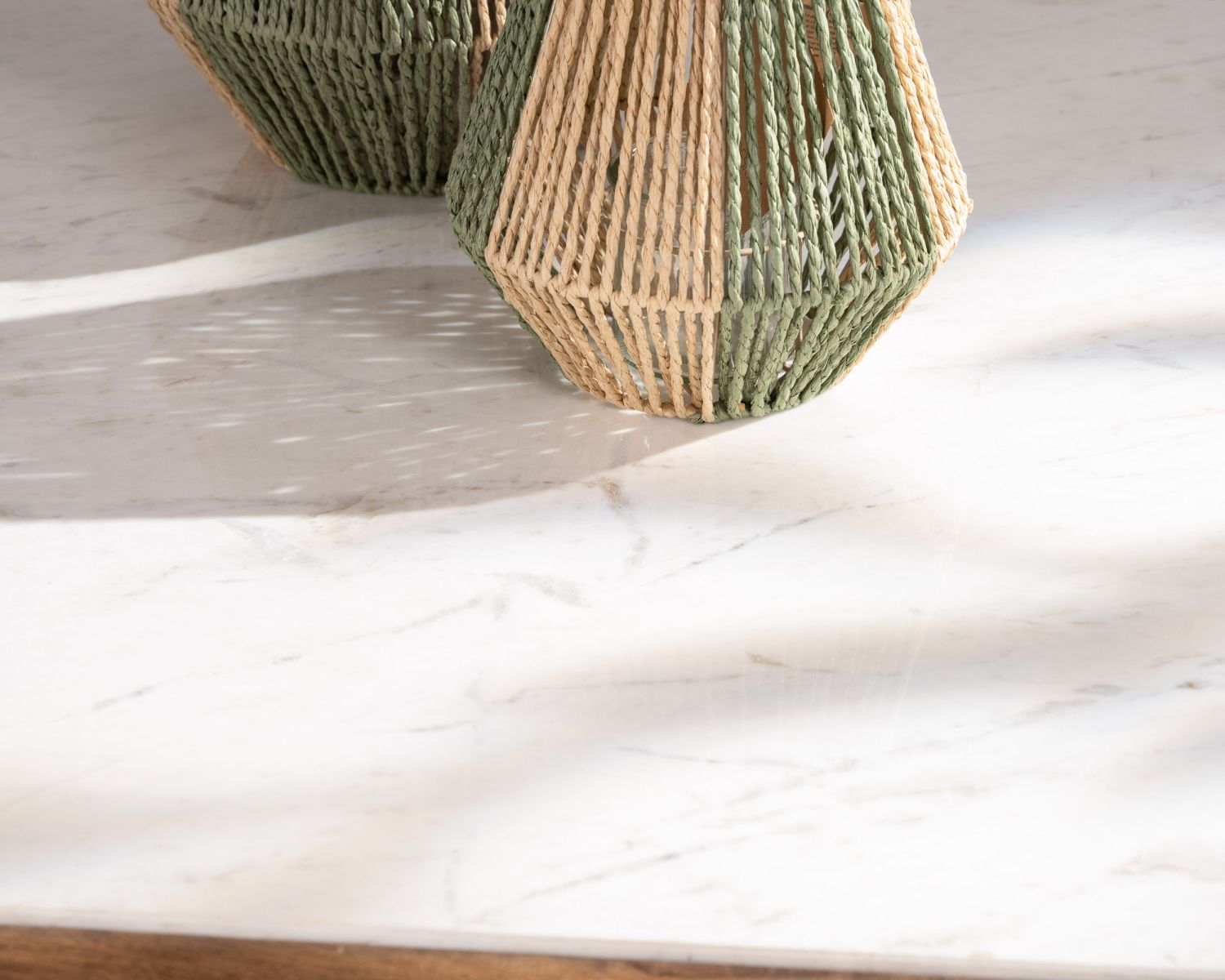 Mesa de centro cuadrada de 100 cm, de madera reciclada y con tablero de mármol blanco «Mood»