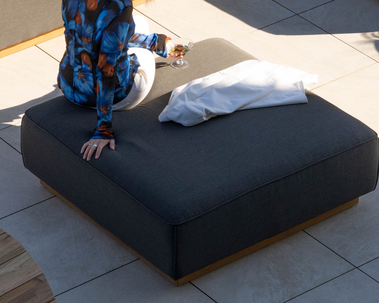 Sofá modular de exterior de teca y tela antracita «Armando», en esquina con otomana
