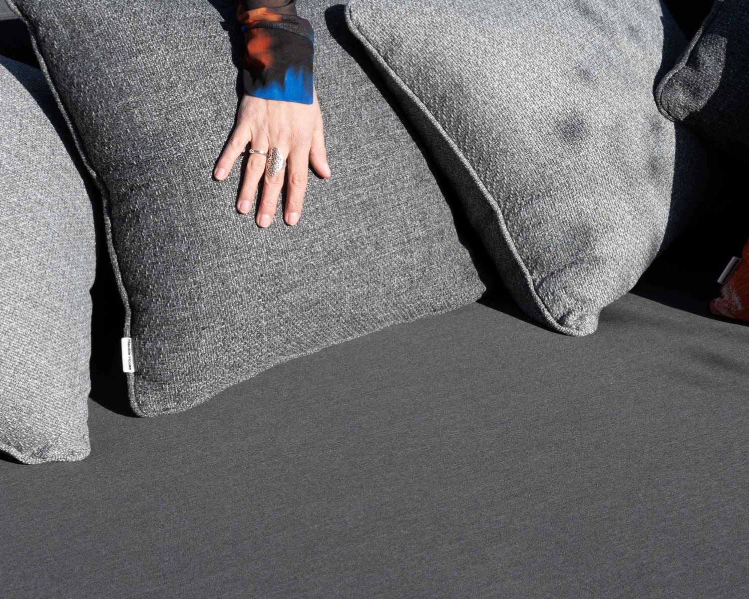 Tumbona de exterior de diseño envolvente «Armando» en gris oscuro con cojines a juego