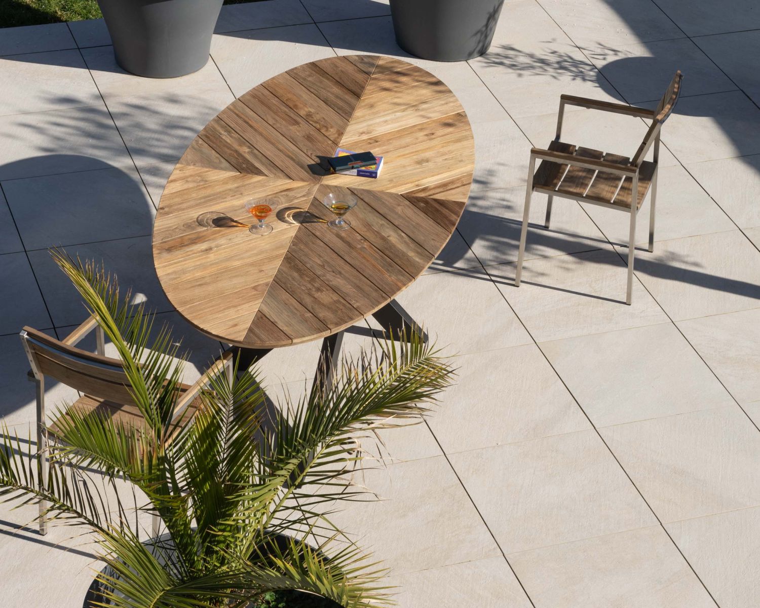 Mesa de jardín elíptica de 220 cm de teca «Hélios» con patas Mikado negras