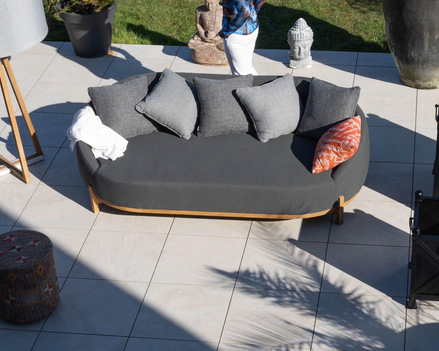 Tumbona de exterior de diseño envolvente «Armando» en gris oscuro con cojines a juego