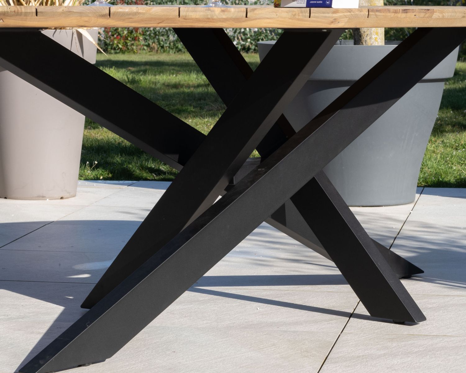 Mesa de jardín elíptica de 220 cm de teca «Hélios» con patas Mikado negras