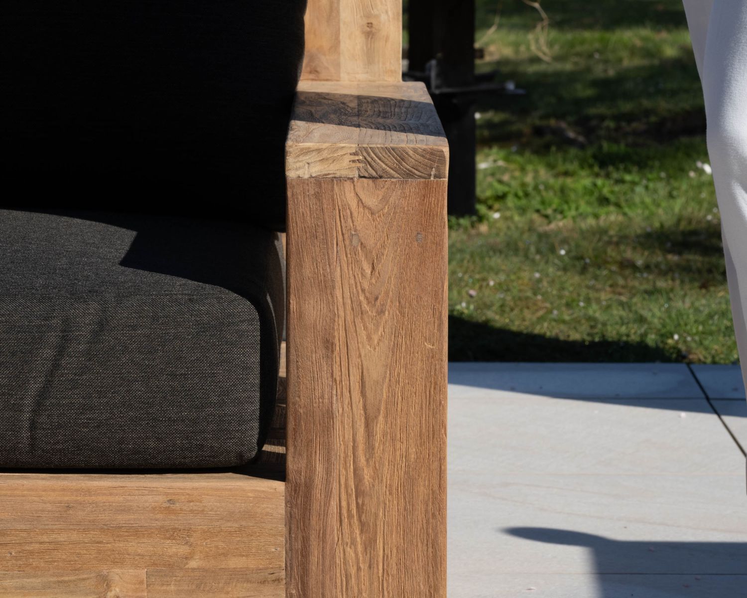 Sofá de jardín de 2 plazas de alta gama «Zénith», de teca acolchada con tapizado de tela gris oscuro