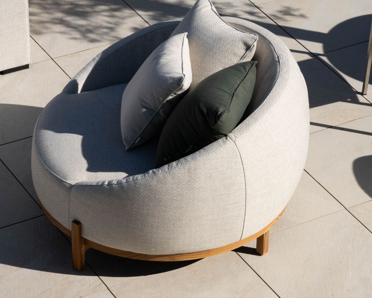 Sillón redondo XL de tejido especial para exteriores blanco jaspeado «Roncobello» con cojines decorativos