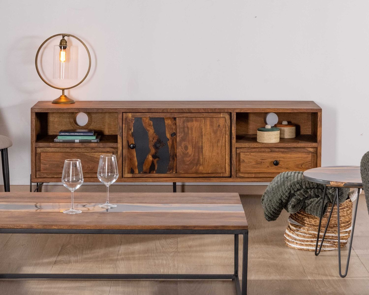 Mueble para la tele de 175 cm, estilo étnico, de madera maciza de acacia con patas de metal negro «Membatu»