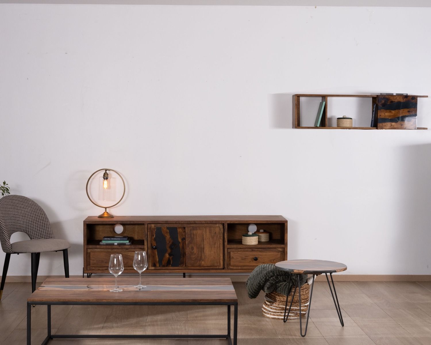 Mueble para la tele de 175 cm, estilo étnico, de madera maciza de acacia con patas de metal negro «Membatu»