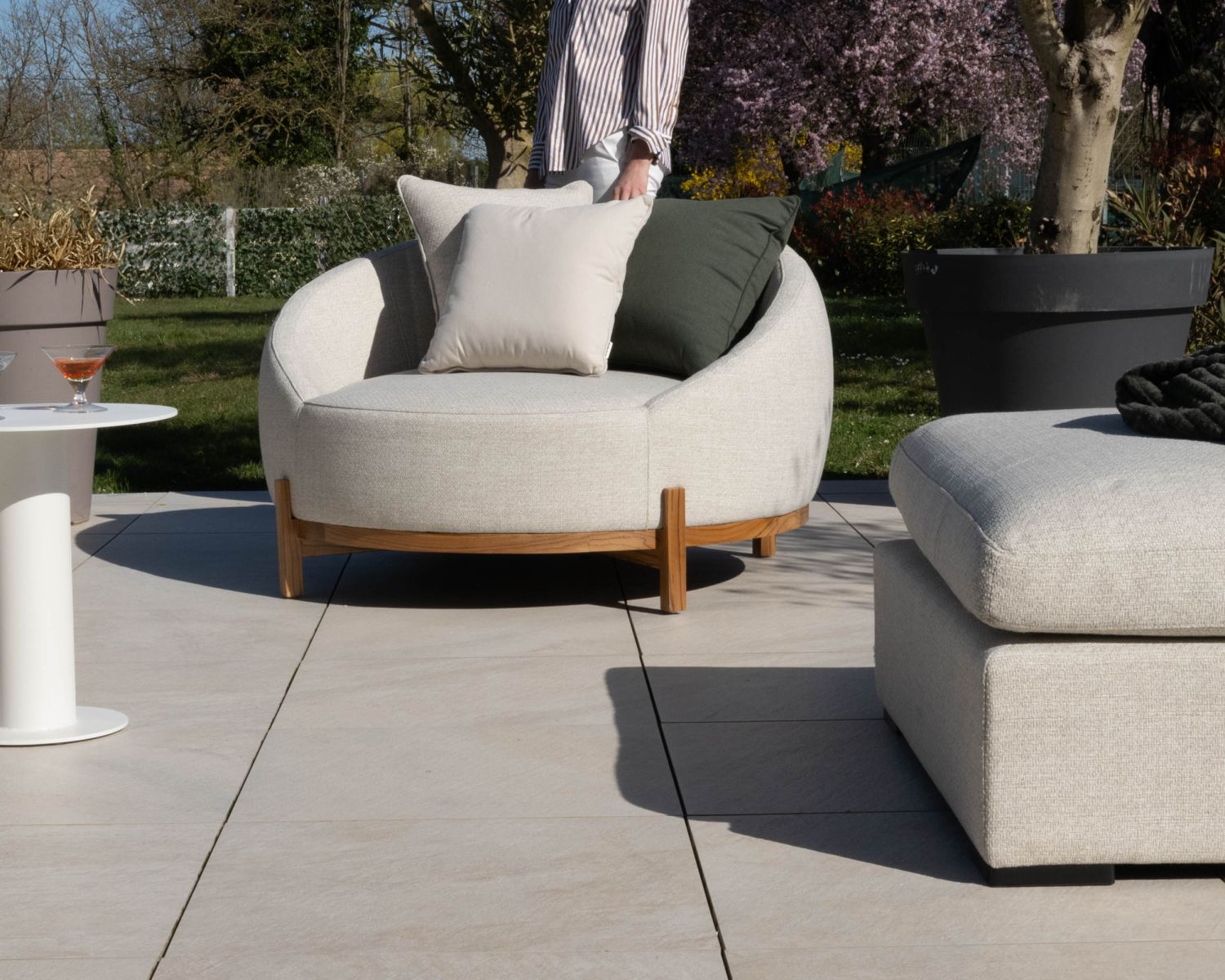 Sillón redondo XL de tejido especial para exteriores blanco jaspeado «Roncobello» con cojines decorativos