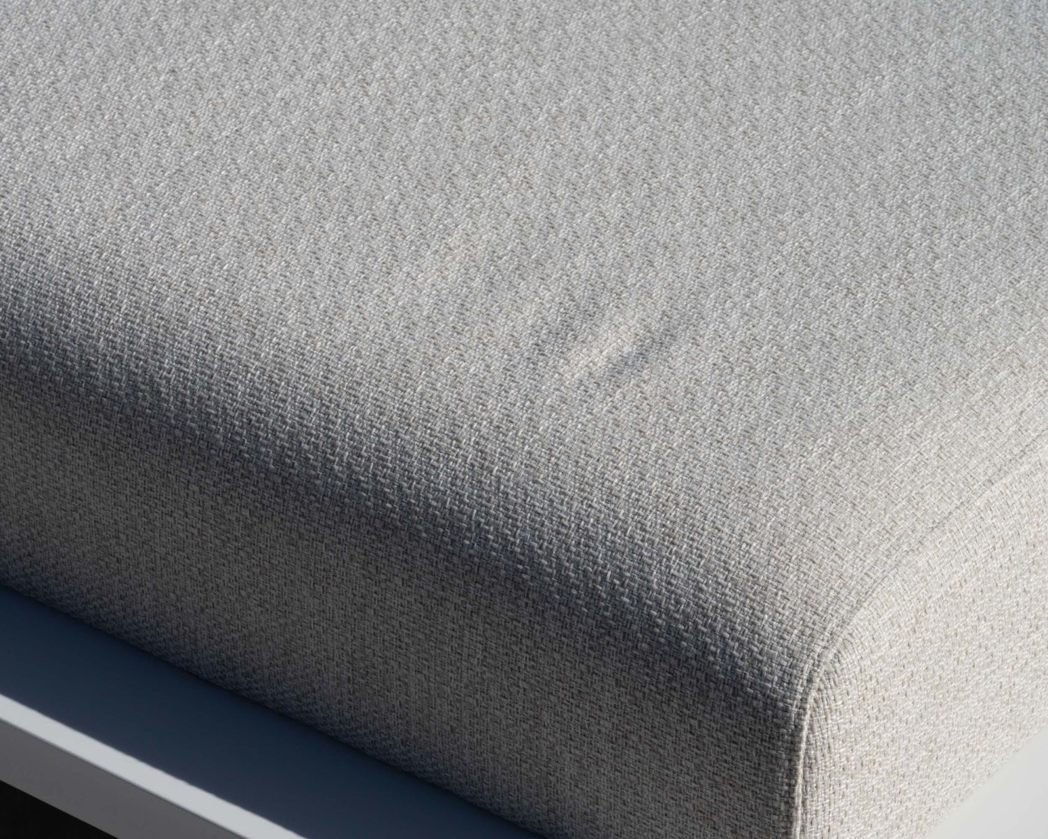 Tumbona de alta gama de tela cruda y estructura de aluminio blanco «Nusa Pedina»