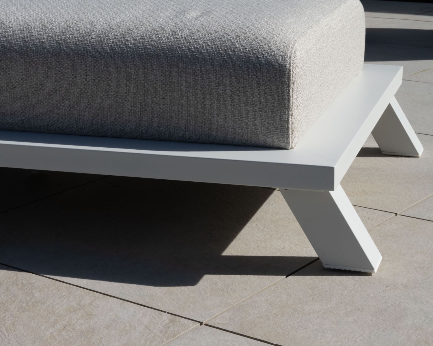 Tumbona de alta gama de tela cruda y estructura de aluminio blanco «Nusa Pedina»