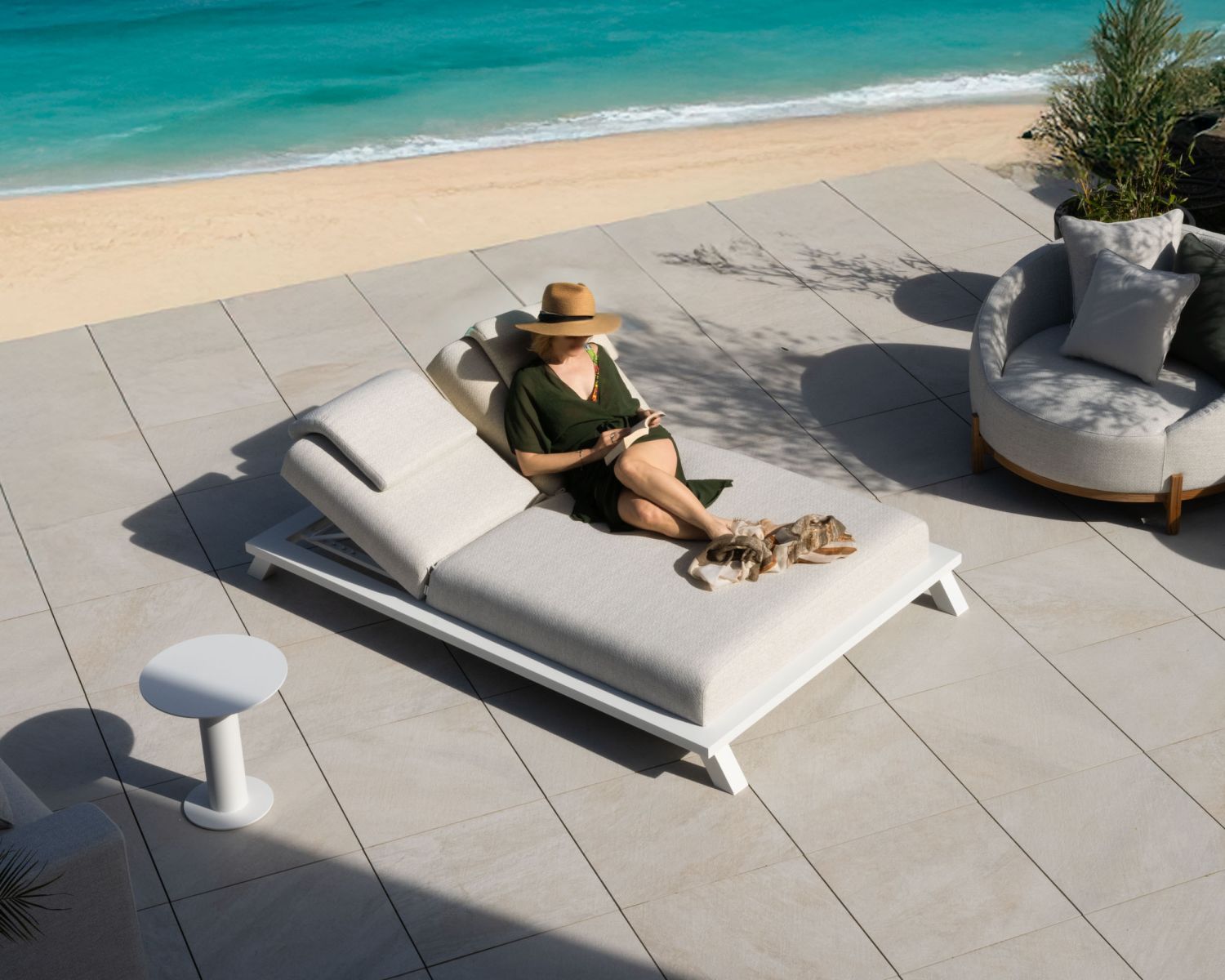 Tumbona de alta gama de 2 plazas «Nusa Pedina», en tela cruda y aluminio blanco
