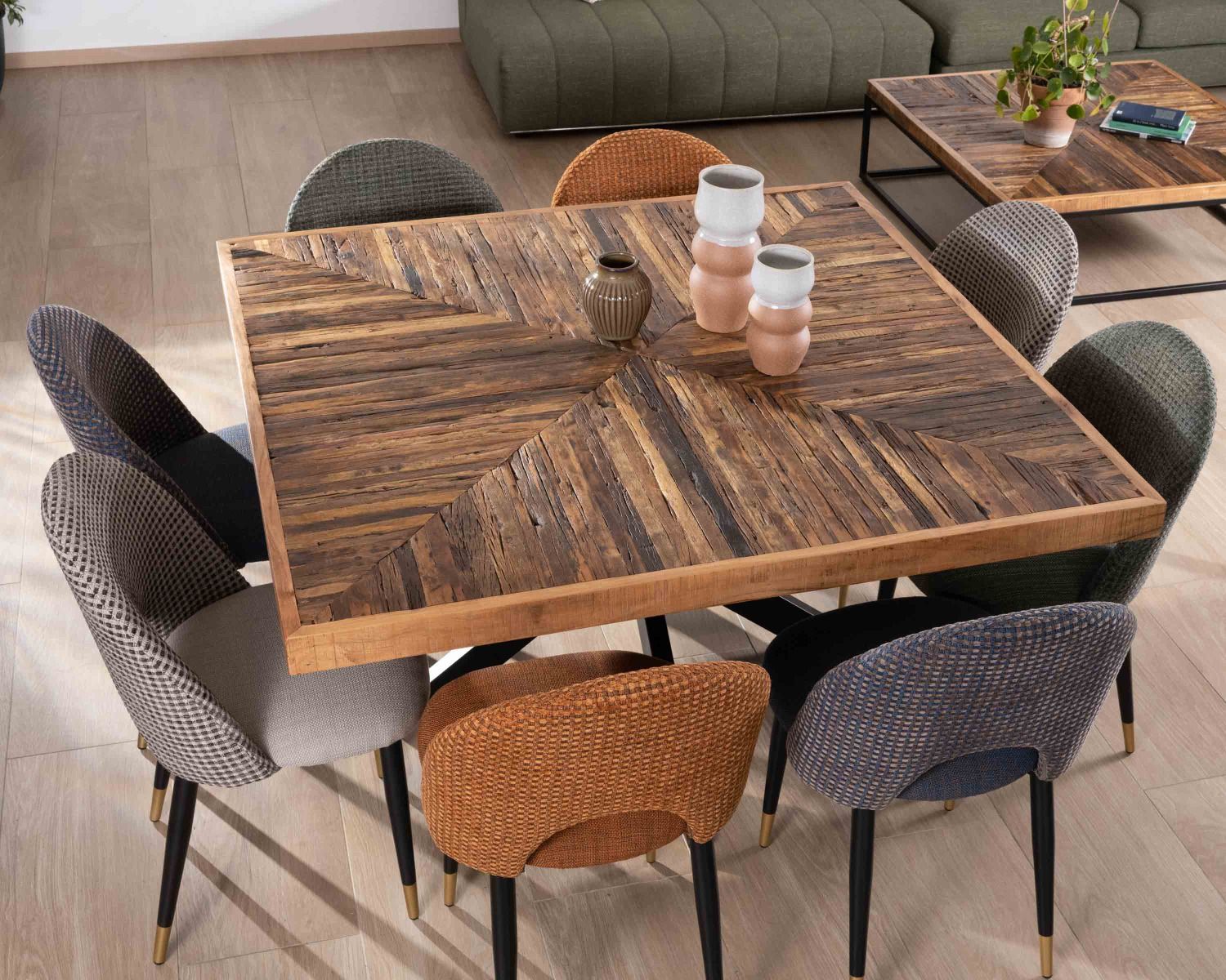 Mesa de comedor cuadrada de 140 cm de acacia, con acabado en espiga y patas cruzadas de metal negro «Géonidum»