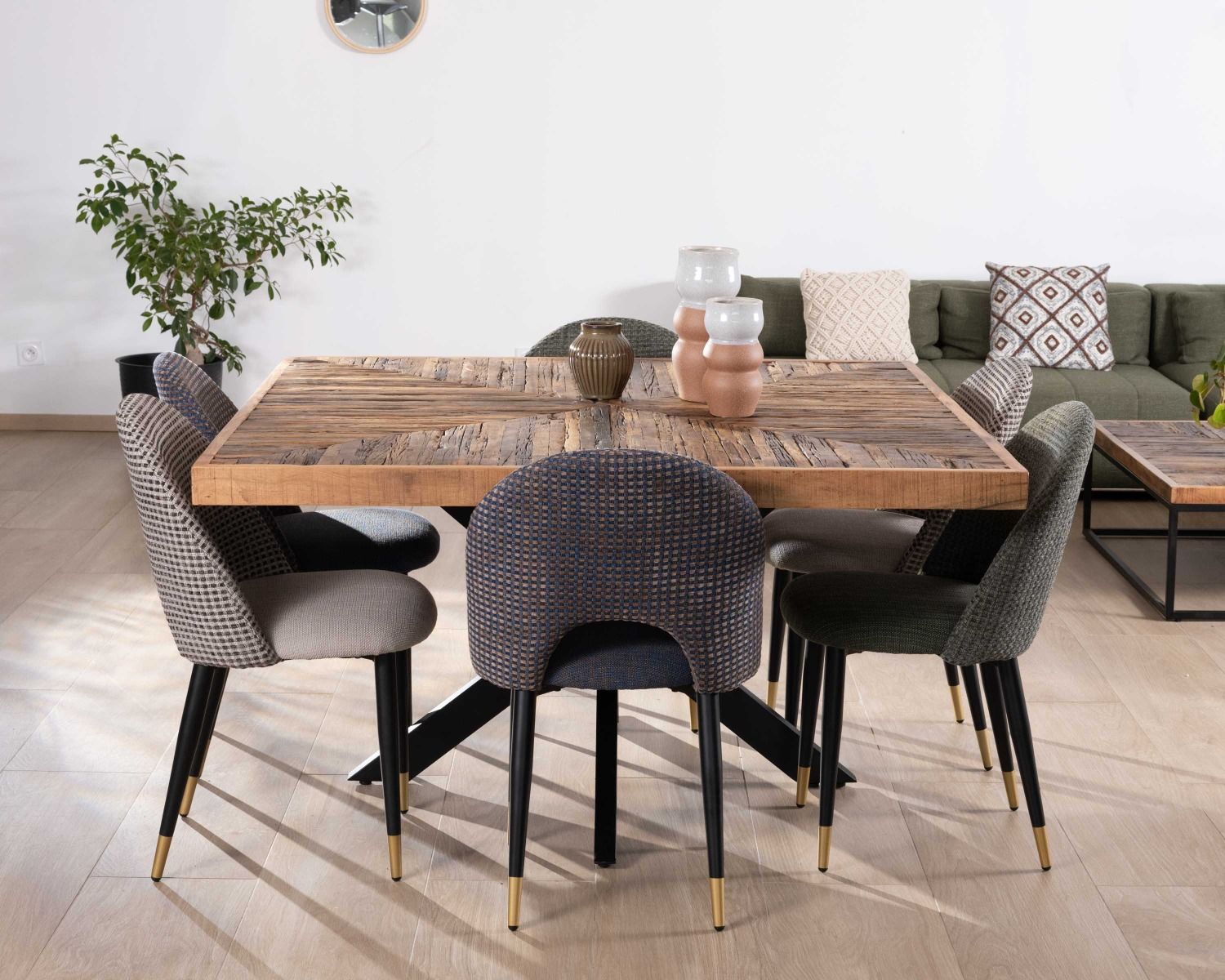 Mesa de comedor cuadrada de 140 cm de acacia, con acabado en espiga y patas cruzadas de metal negro «Géonidum»