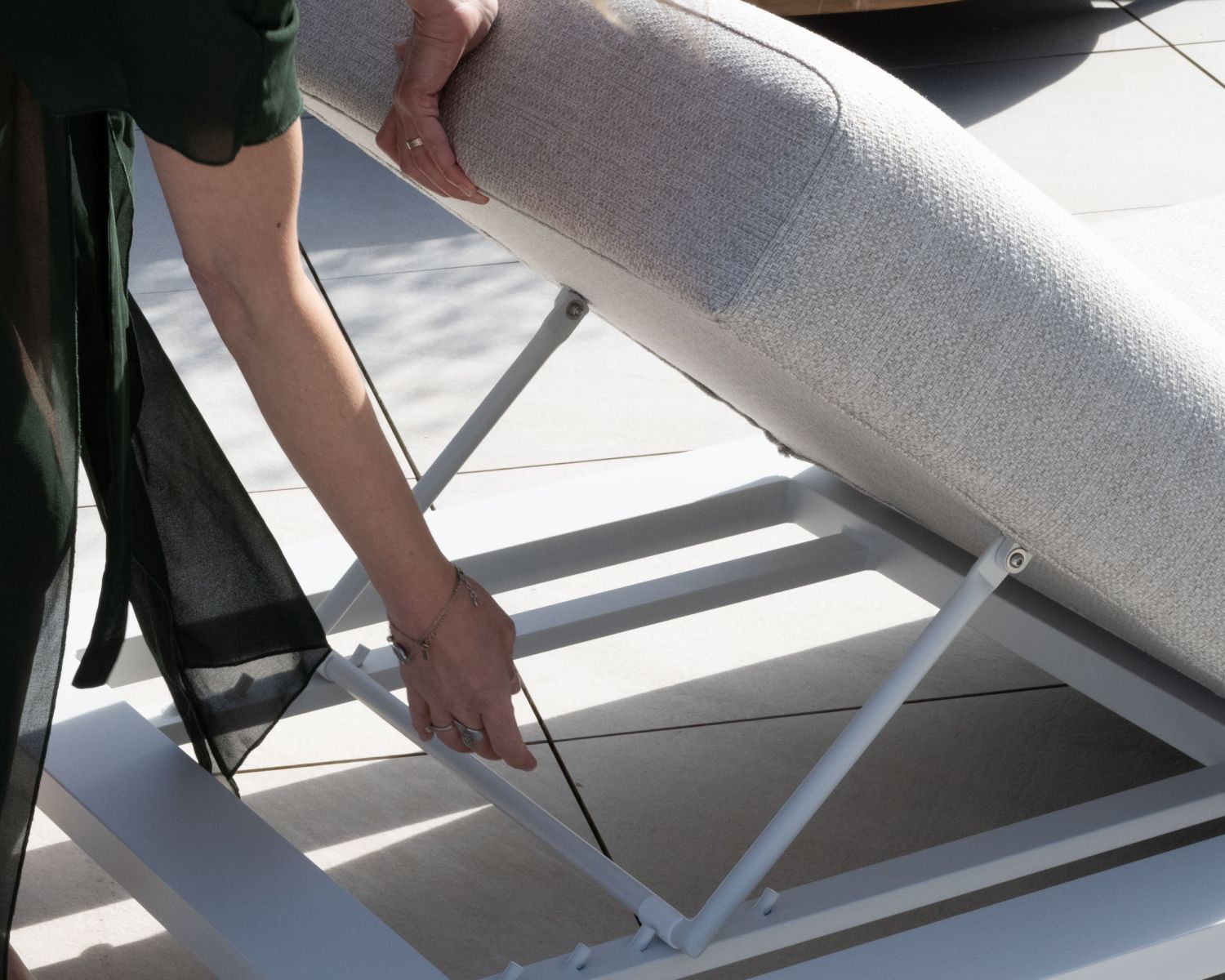 Tumbona de alta gama de tela cruda y estructura de aluminio blanco «Nusa Pedina»