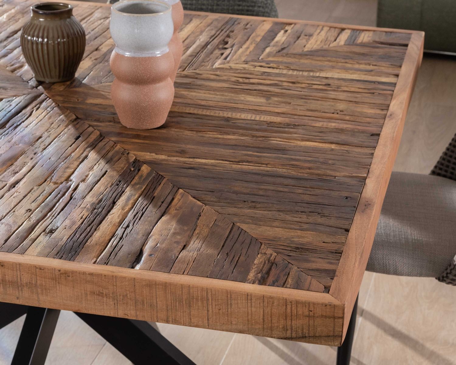 Mesa de comedor cuadrada de 140 cm de acacia, con acabado en espiga y patas cruzadas de metal negro «Géonidum»