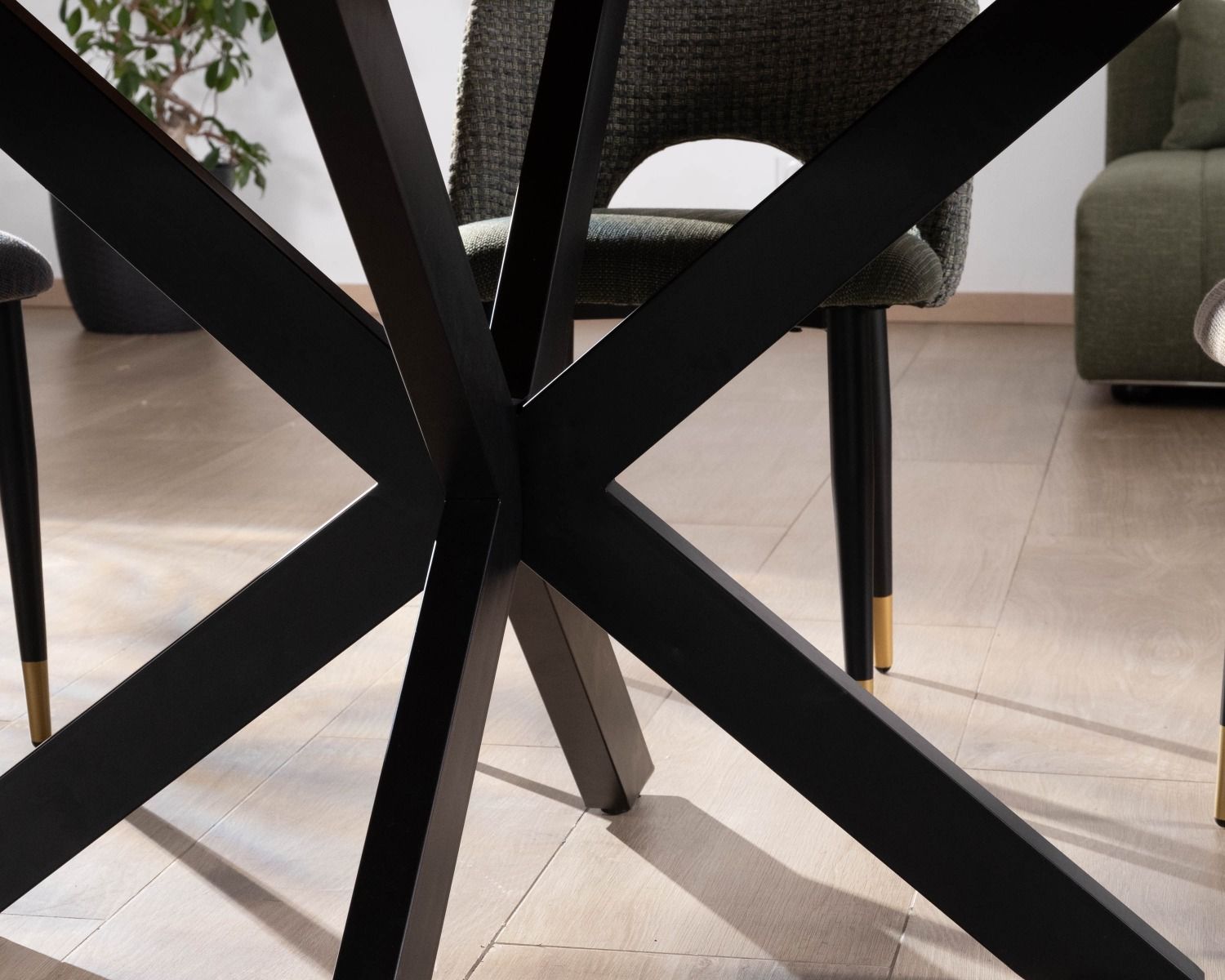 Mesa de comedor cuadrada de 140 cm de acacia, con acabado en espiga y patas cruzadas de metal negro «Géonidum»