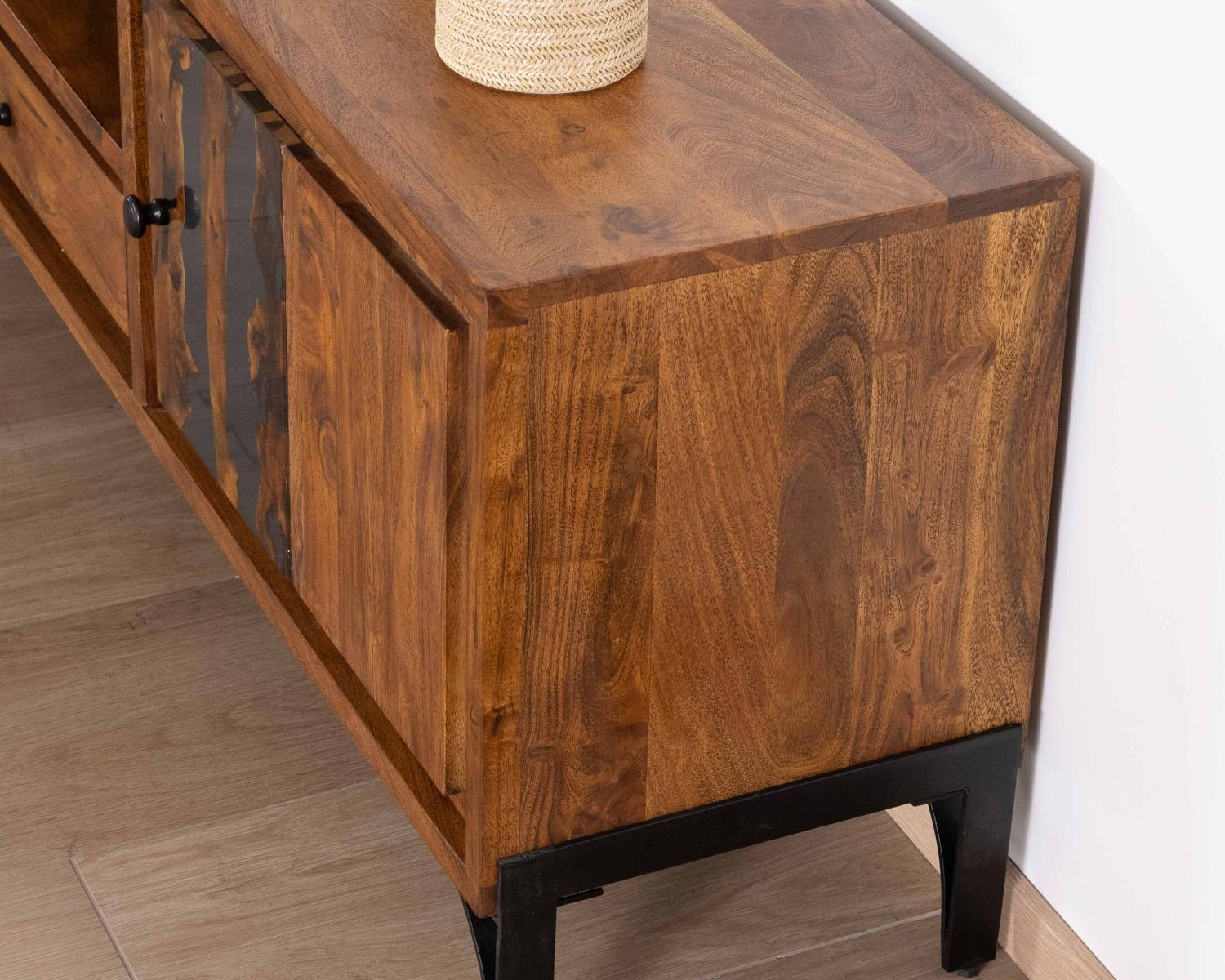 Mueble de televisión grande de 200 cm de estilo étnico con motivo de resina «Membatu», de acacia maciza y con patas de metal