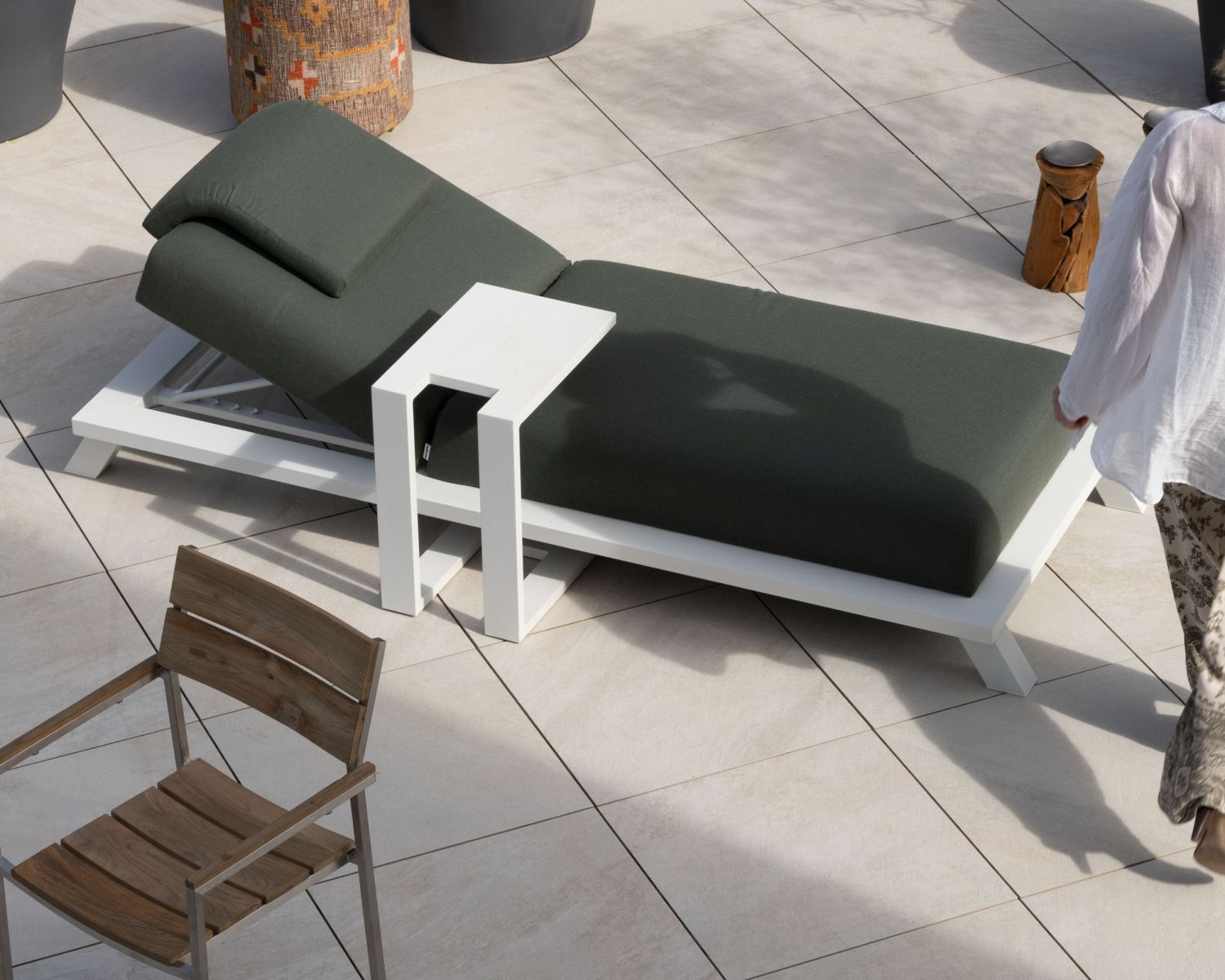 Tumbona ultracómoda de tela verde caqui y estructura de aluminio blanco «Nusa Pedina»