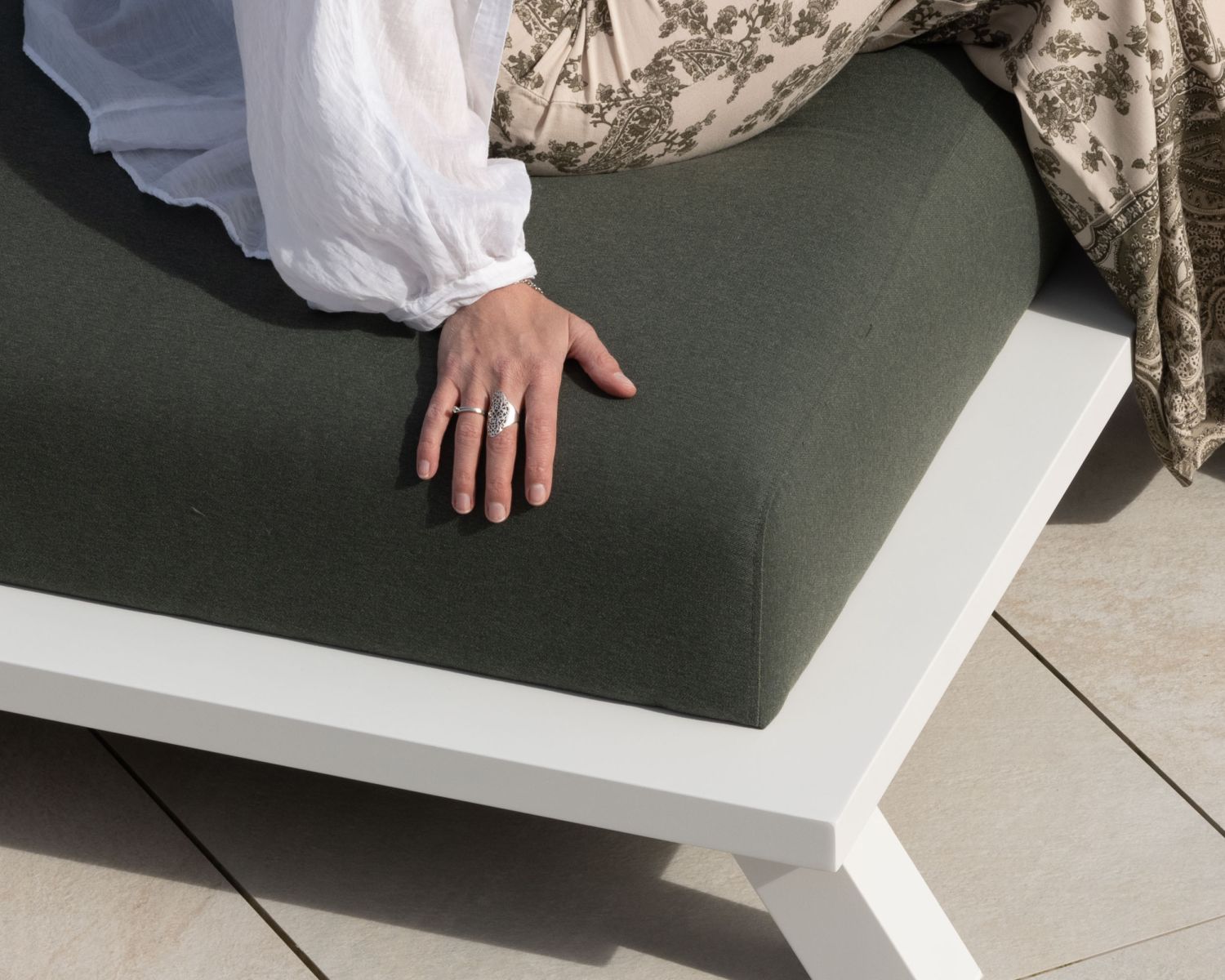 Tumbona ultracómoda de tela verde caqui y estructura de aluminio blanco «Nusa Pedina»