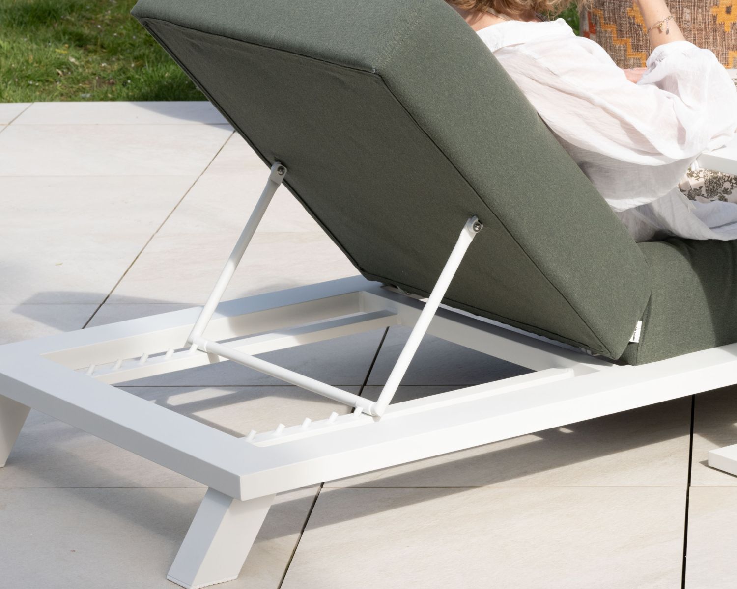 Tumbona ultracómoda de tela verde caqui y estructura de aluminio blanco «Nusa Pedina»