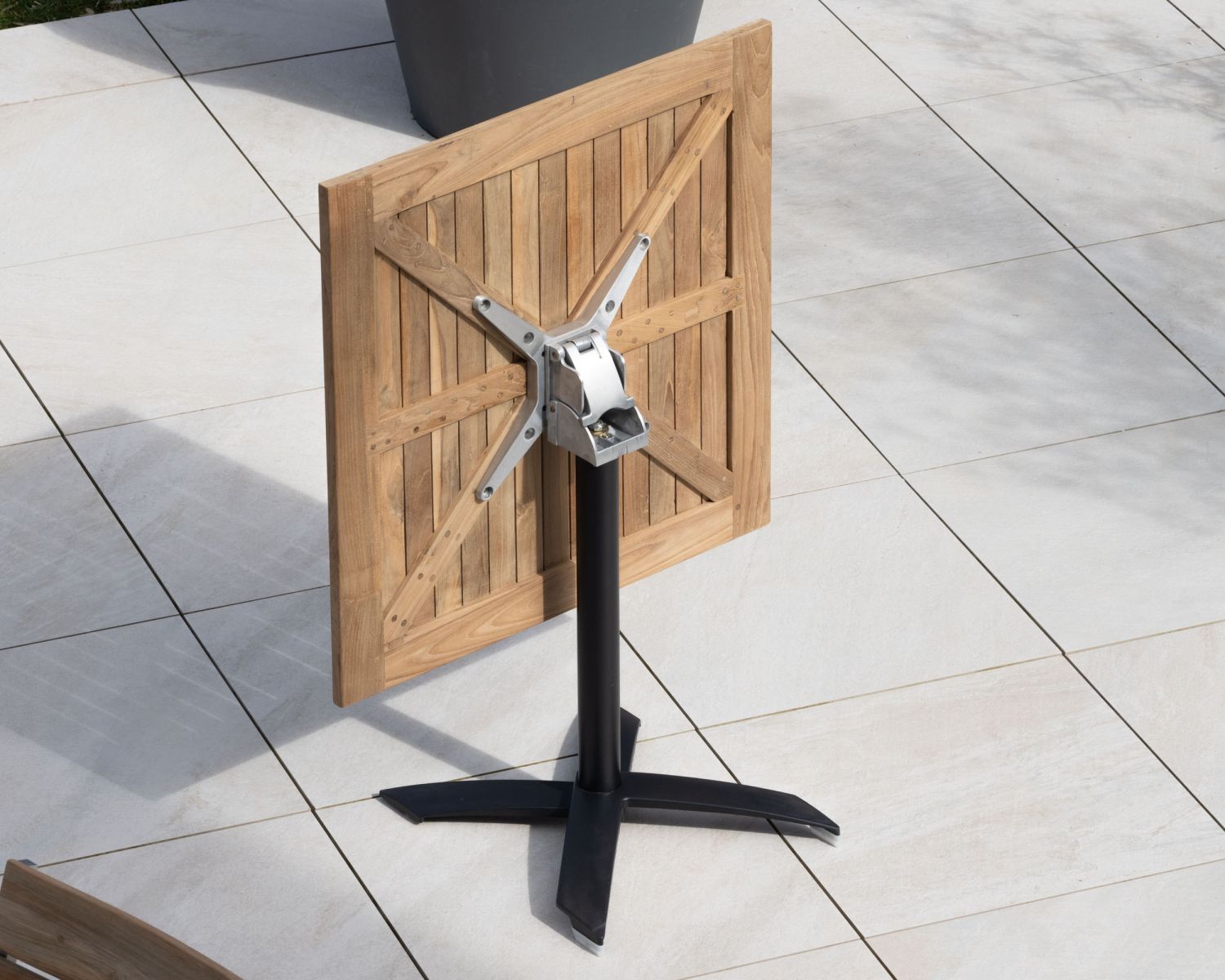 Mesa de bar de 80 x 80 cm de teca con pie central de aluminio «Ozone» y tablero abatible