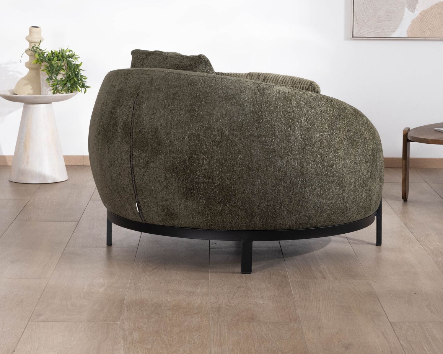 Sillón redondo XL ultracómodo en tejido de rizo verde caqui «Sweet Culture» con varios cojines a juego
