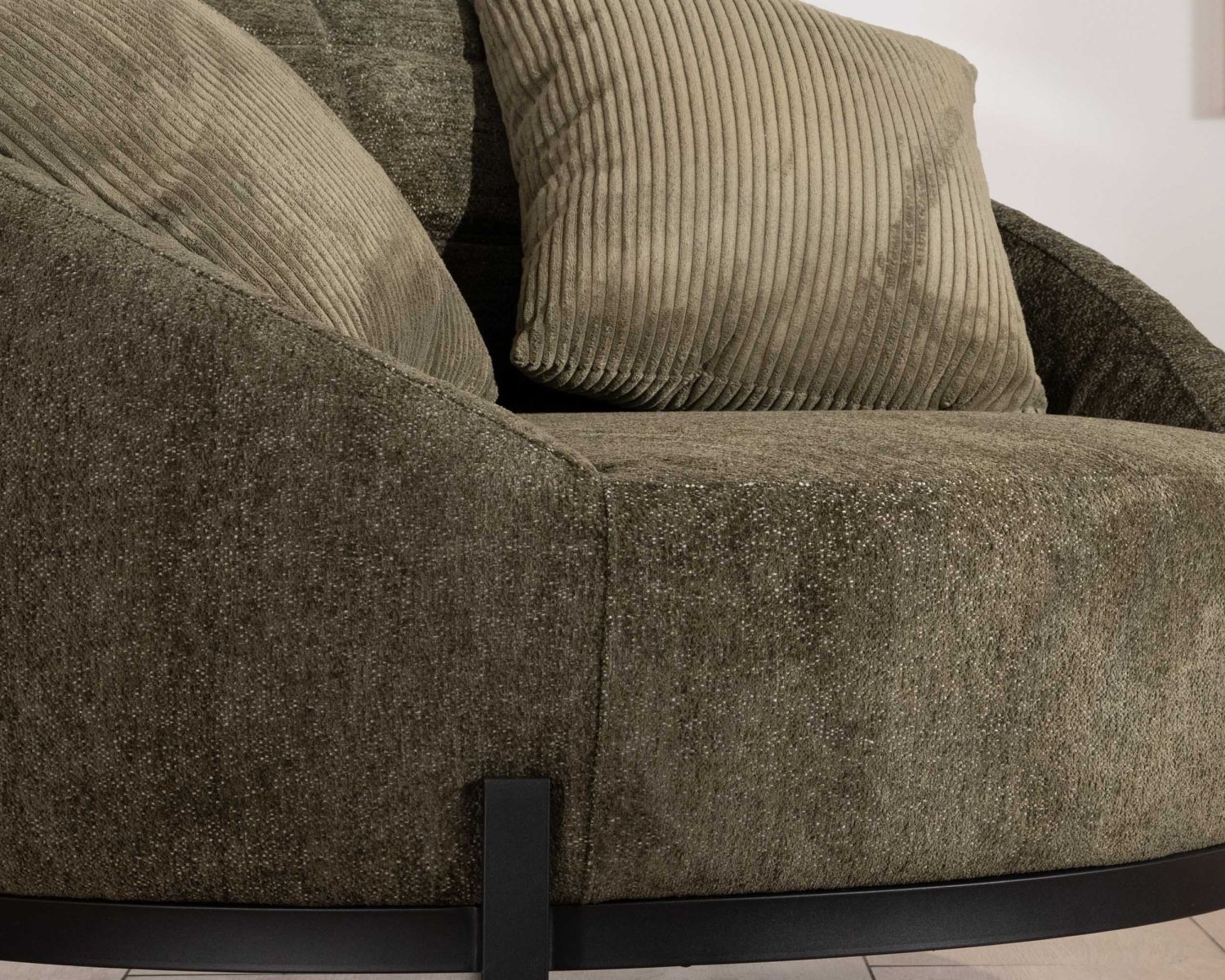 Sillón redondo XL ultracómodo en tejido de rizo verde caqui «Sweet Culture» con varios cojines a juego