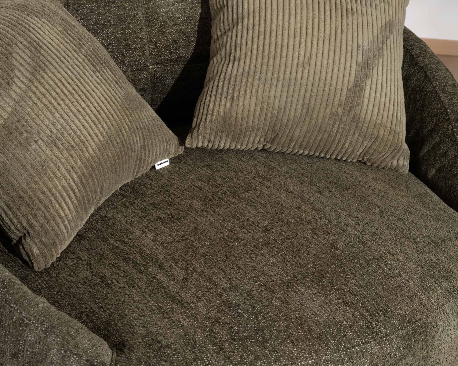 Sillón redondo XL ultracómodo en tejido de rizo verde caqui «Sweet Culture» con varios cojines a juego