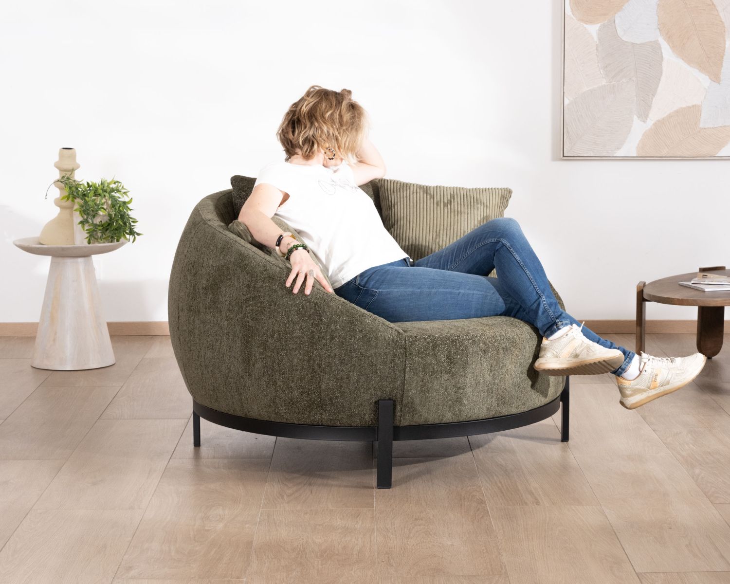 Sillón redondo XL ultracómodo en tejido de rizo verde caqui «Sweet Culture» con varios cojines a juego