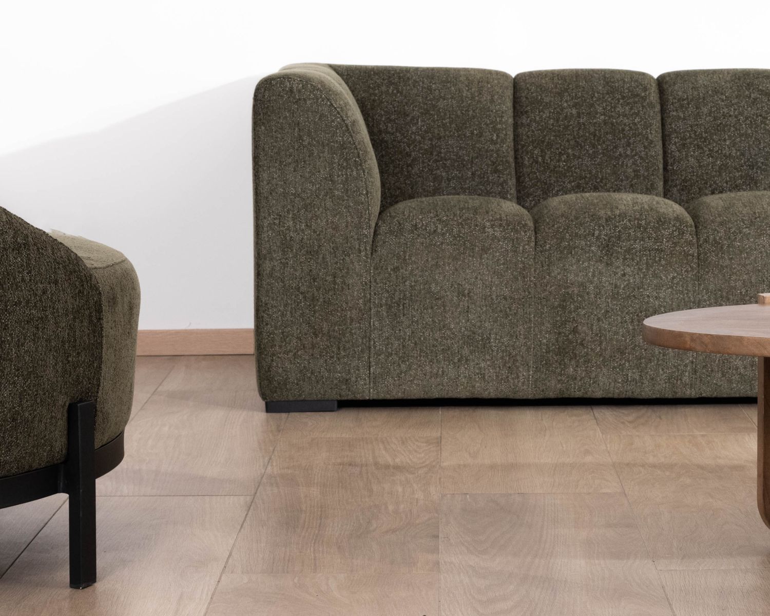Sofá con chaise longue de tejido bouclé verde «Enjoy Home»