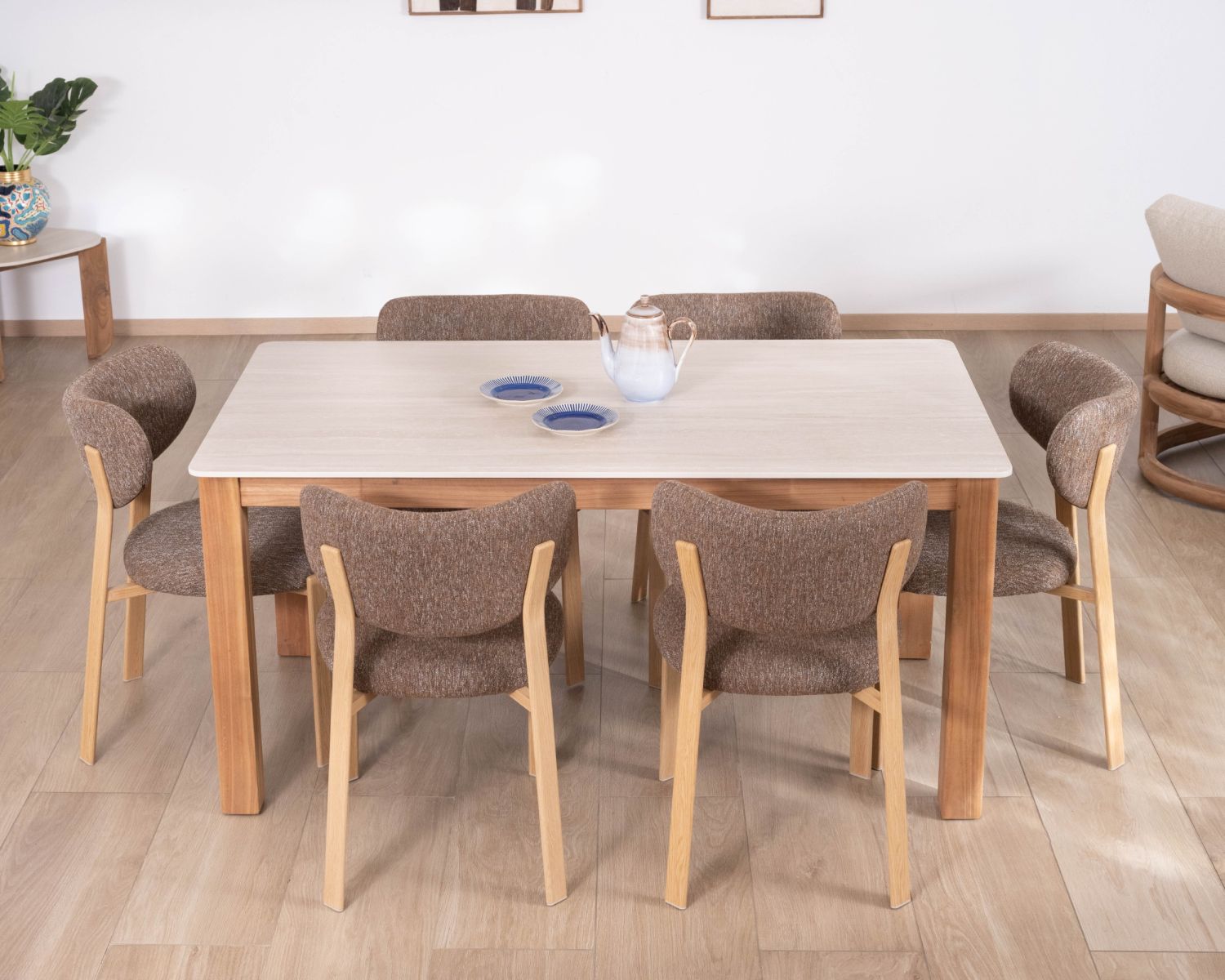 Mesa de comedor de estilo rústico-elegante «Arvik», de teca maciza y cerámica con efecto travertino, 160 cm