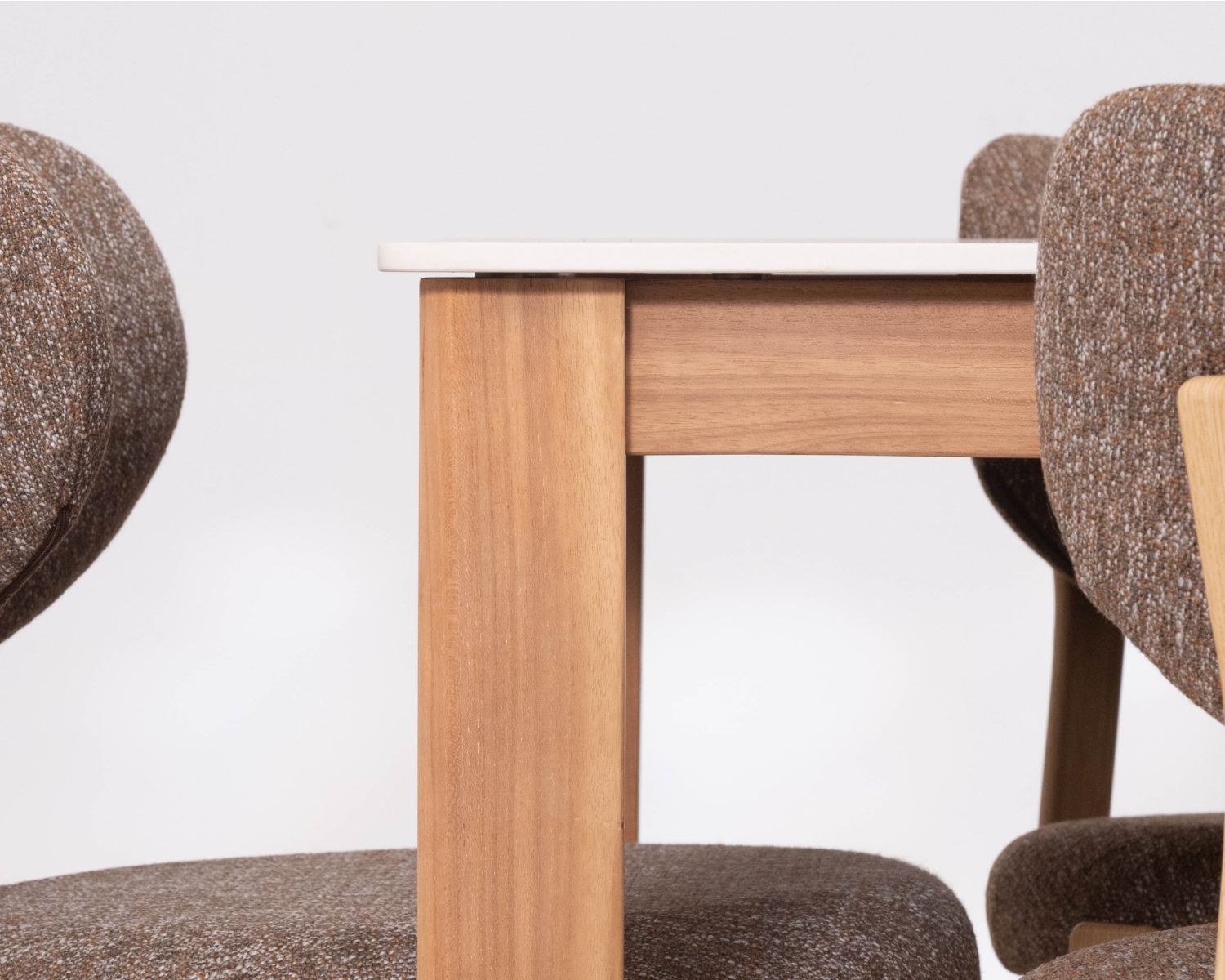 Mesa de comedor de estilo rústico-elegante «Arvik», de teca maciza y cerámica con efecto travertino, 160 cm