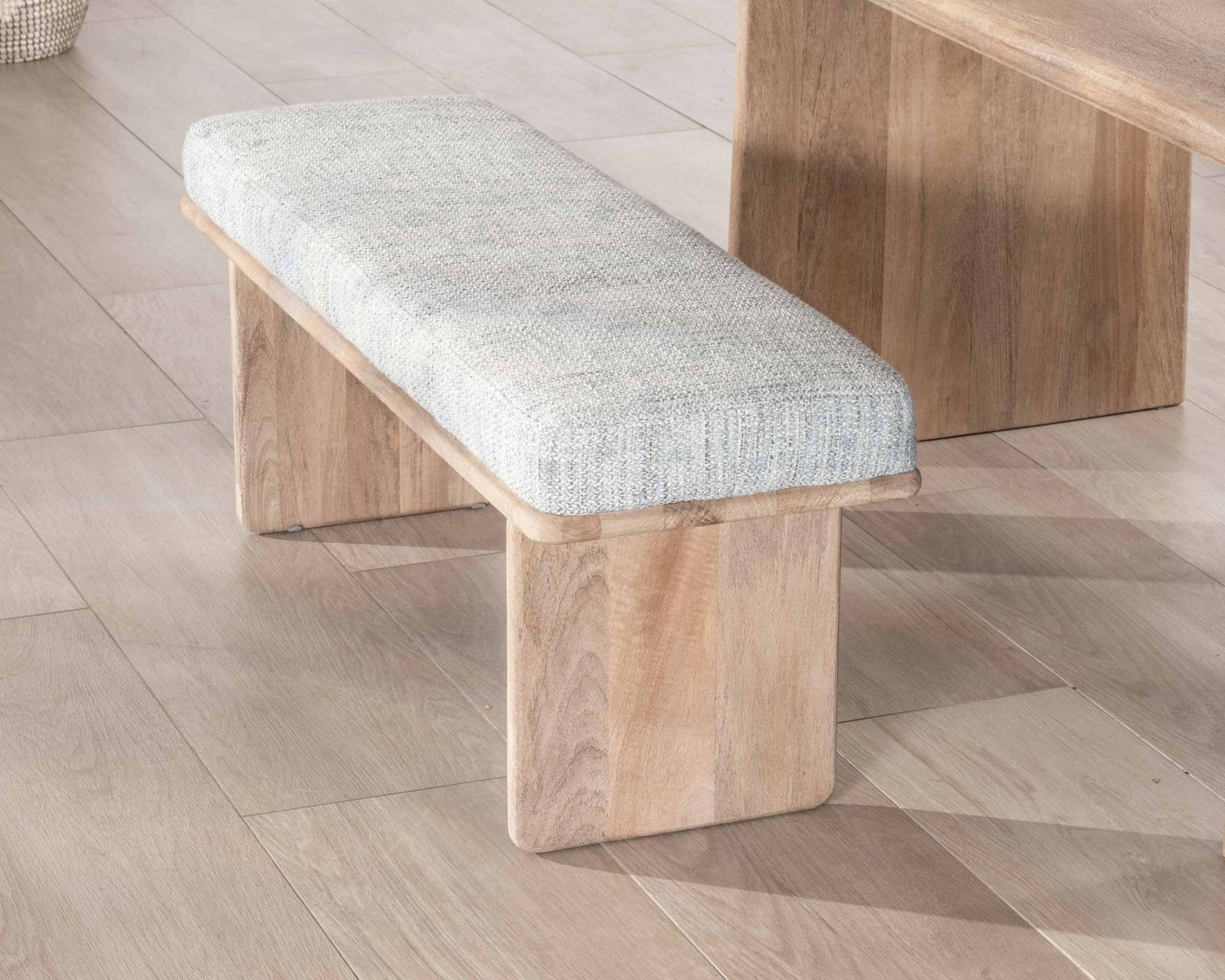 Elegante y cómodo banco de 120 cm de madera de mango con asiento acolchado de tela gris jaspeada «Maestro»