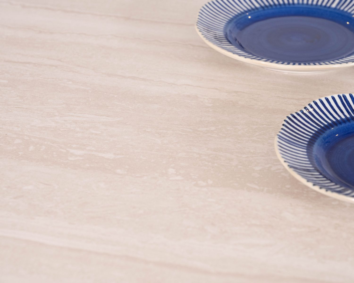 Mesa de comedor de 200 cm de estilo rústico-elegante «Arvik», de teca maciza y cerámica con efecto travertino