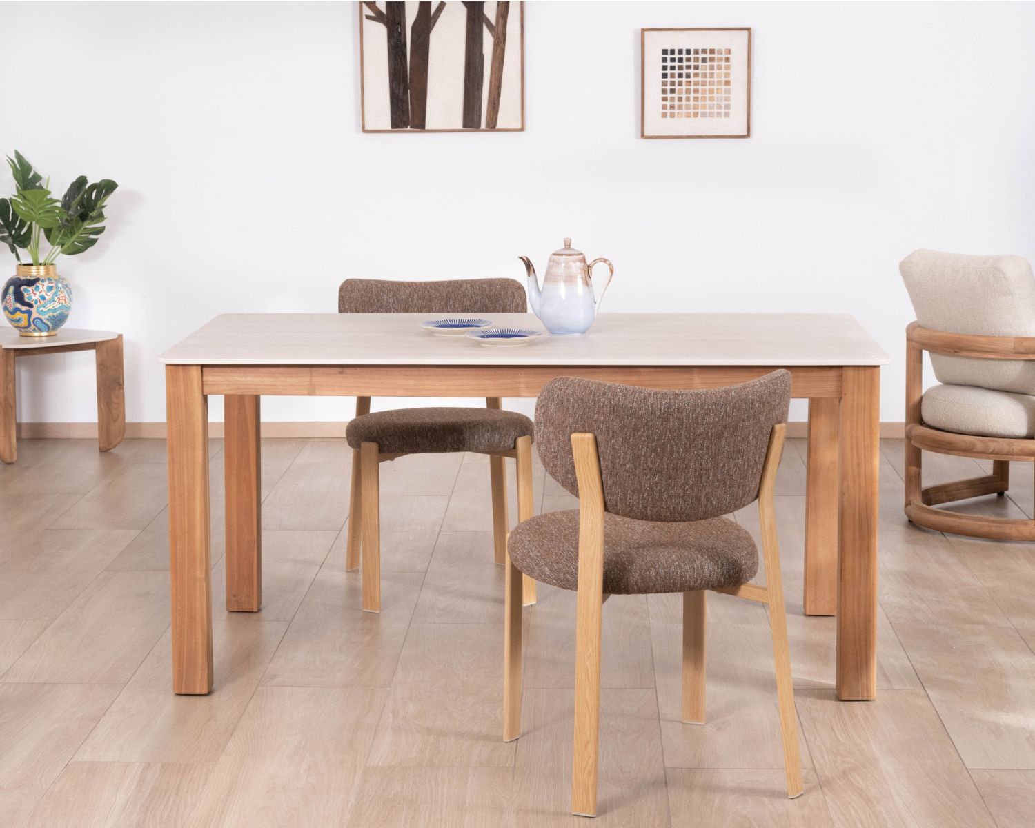 Mesa de comedor de estilo rústico-elegante «Arvik», de teca maciza y cerámica con efecto travertino, 160 cm