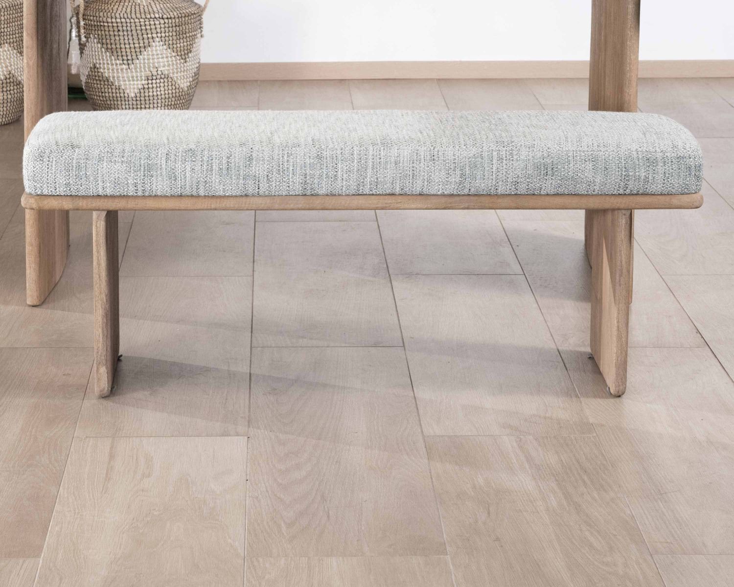 Elegante y cómodo banco de 120 cm de madera de mango con asiento acolchado de tela gris jaspeada «Maestro»
