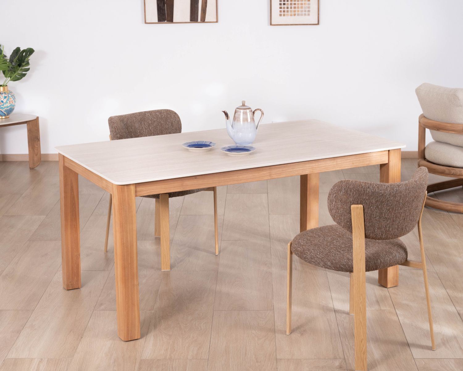 Mesa de comedor de estilo rústico-elegante «Arvik», de teca maciza y cerámica con efecto travertino, 160 cm