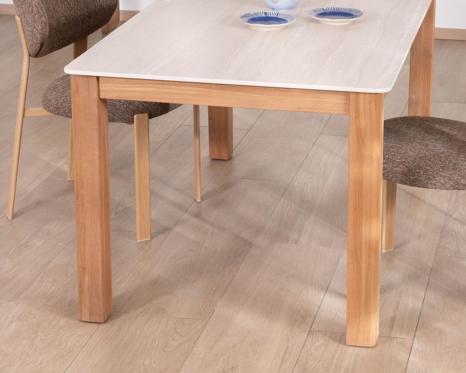 Mesa de comedor de estilo rústico-elegante «Arvik», de teca maciza y cerámica con efecto travertino, 160 cm