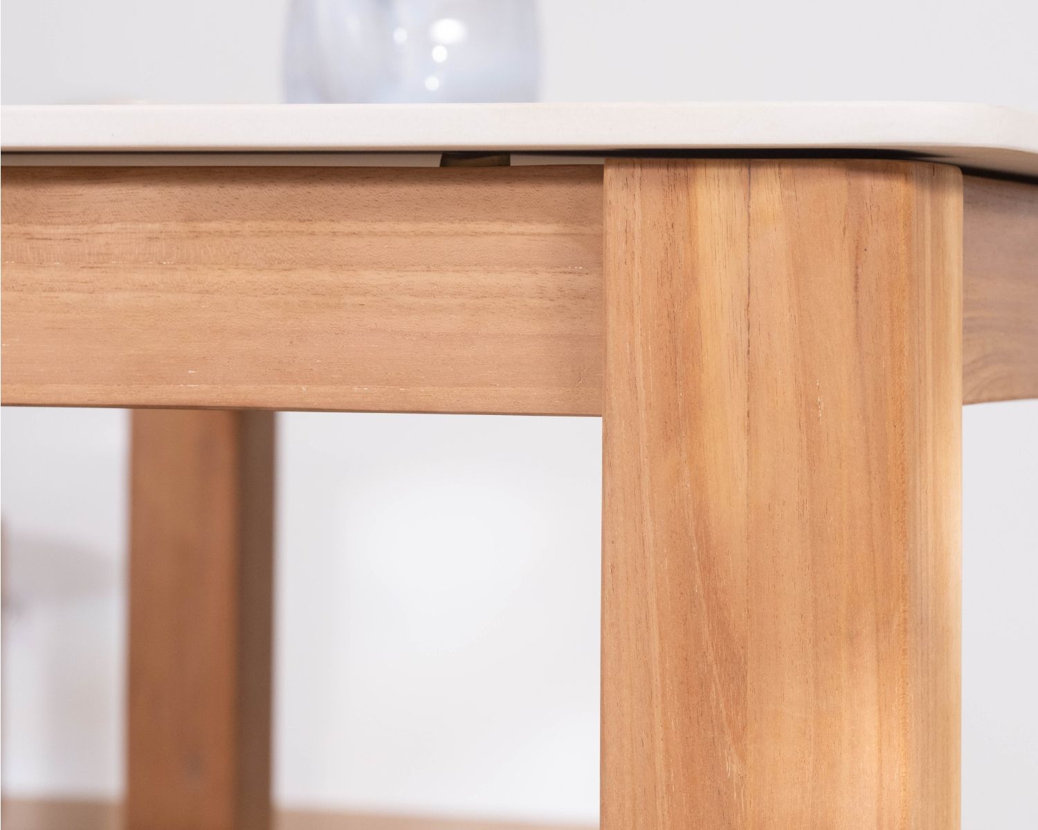 Mesa de comedor de estilo rústico-elegante «Arvik», de teca maciza y cerámica con efecto travertino, 160 cm