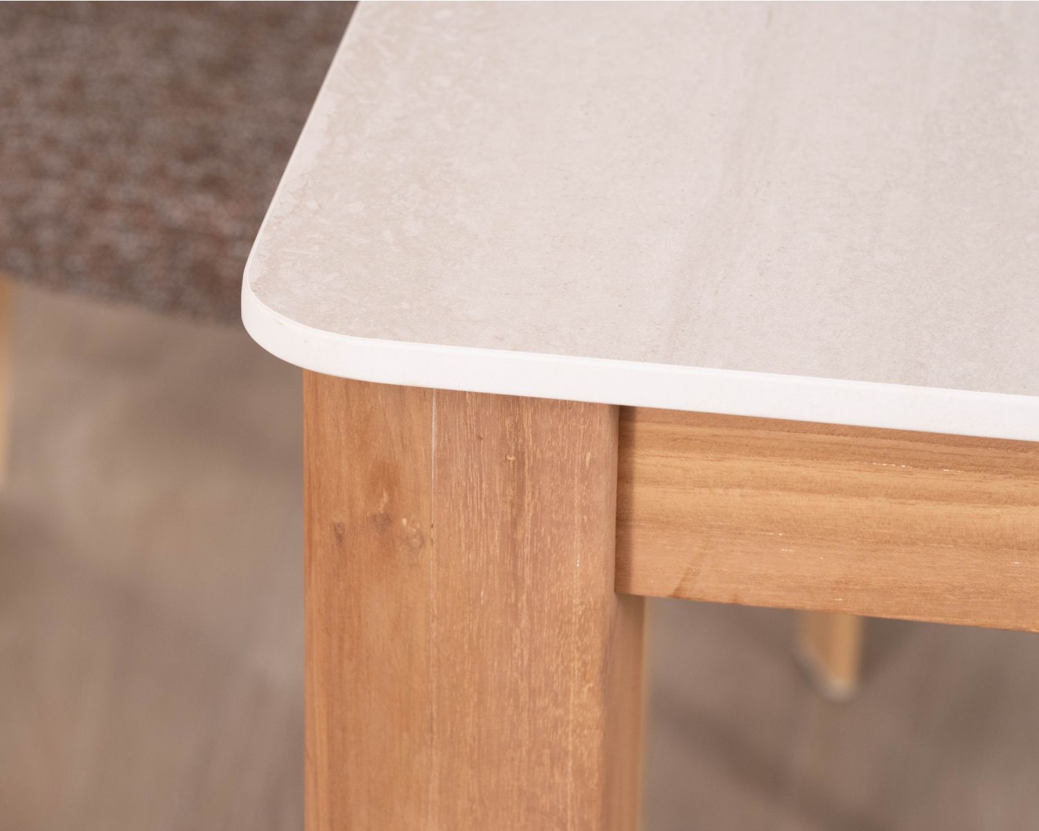 Mesa de comedor de estilo rústico-elegante «Arvik», de teca maciza y cerámica con efecto travertino, 160 cm