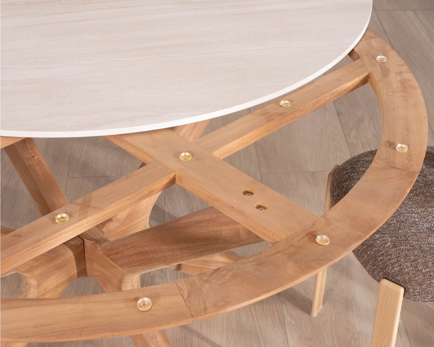 Mesa redonda para interior o exterior de 130 cm «Elsen», de teca maciza con tablero de cerámica con efecto travertino