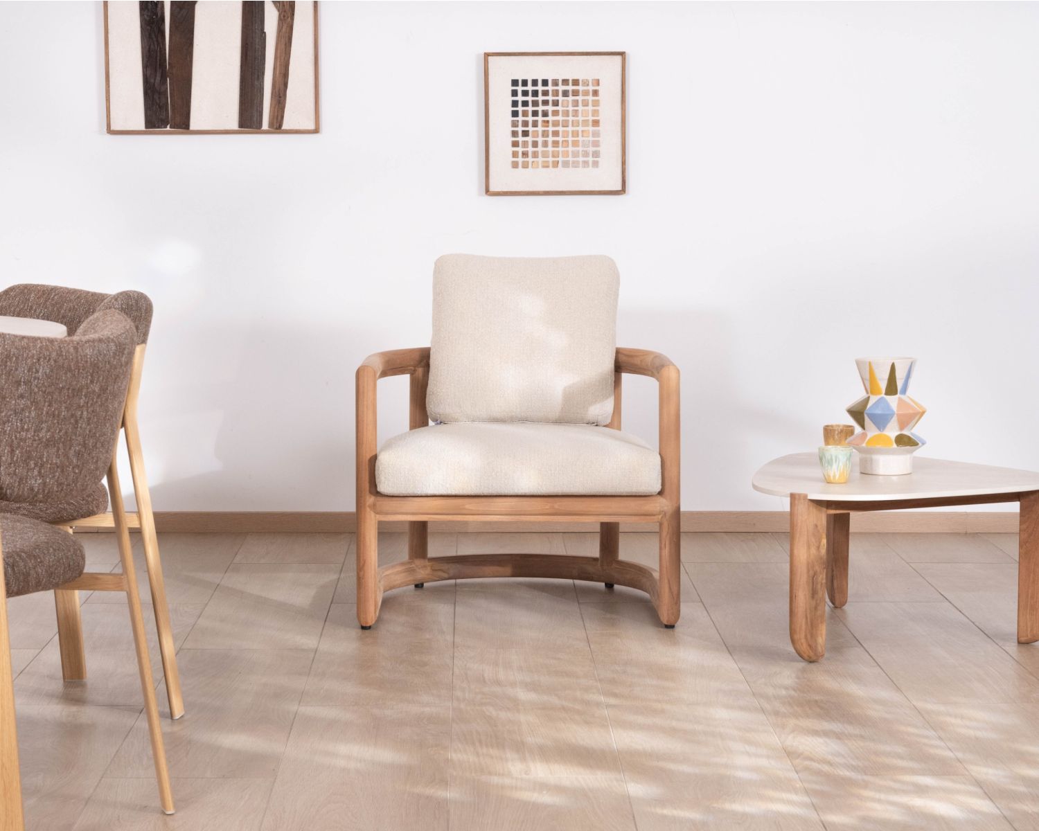 Sillón lounge de teca maciza «Alizé» con cojines de tejido bouclé en color crudo – para interior y exterior
