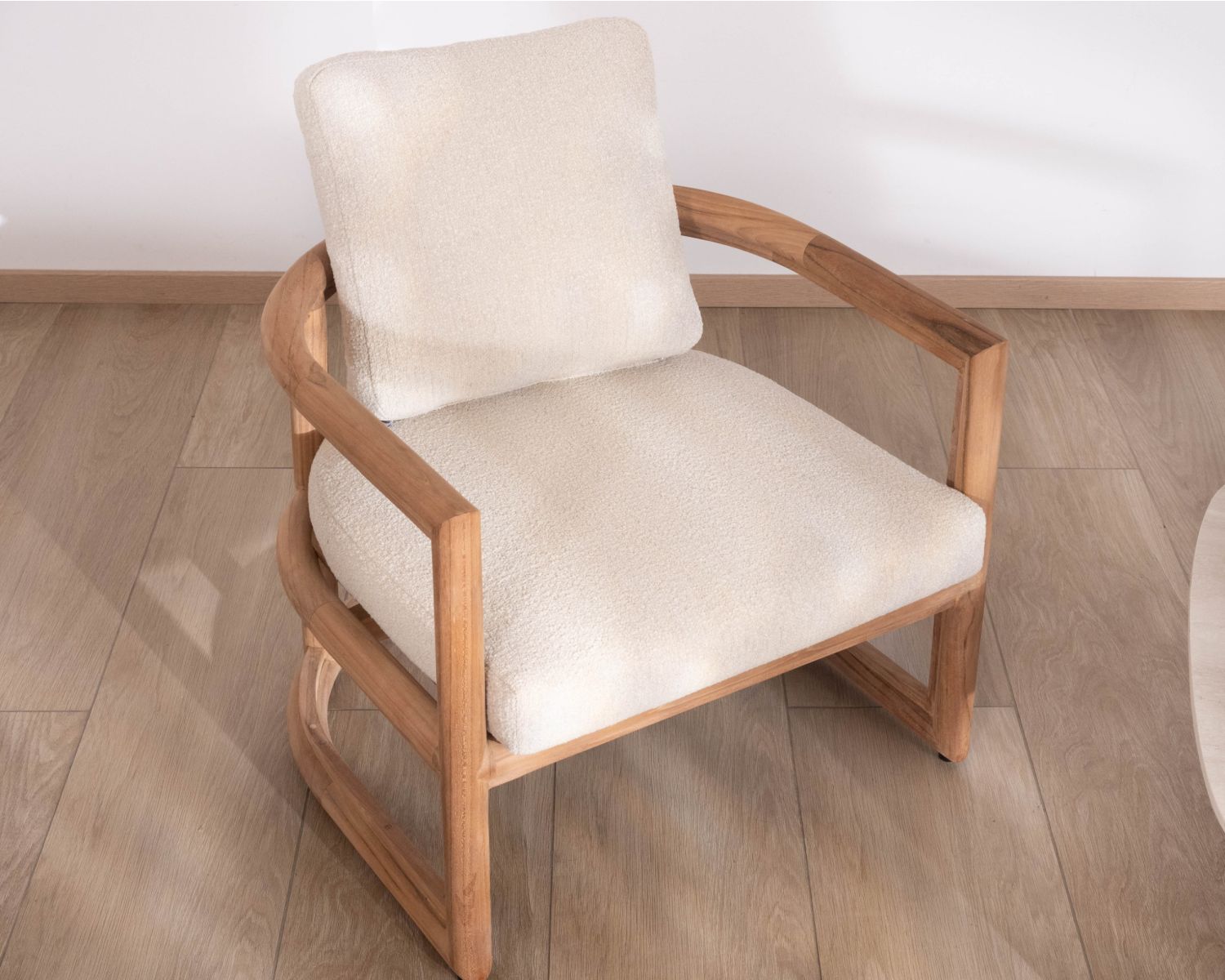 Sillón lounge de teca maciza «Alizé» con cojines de tejido bouclé en color crudo – para interior y exterior