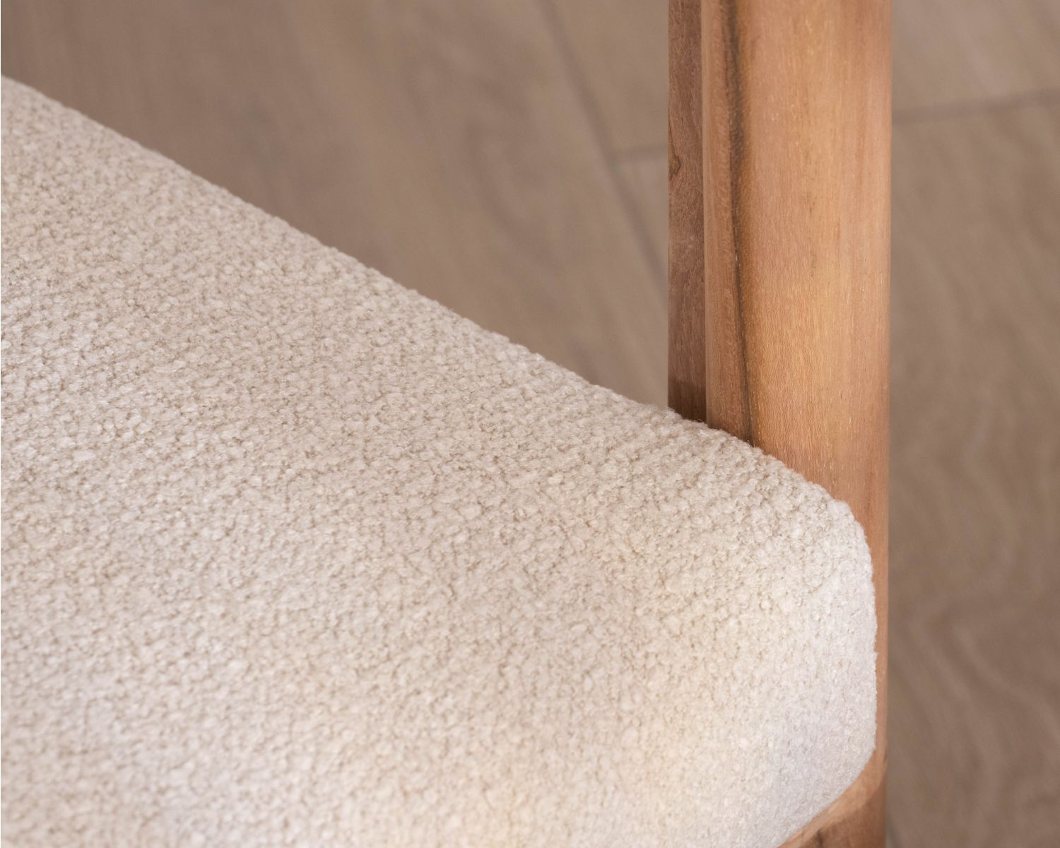 Sillón lounge de teca maciza «Alizé» con cojines de tejido bouclé en color crudo – para interior y exterior