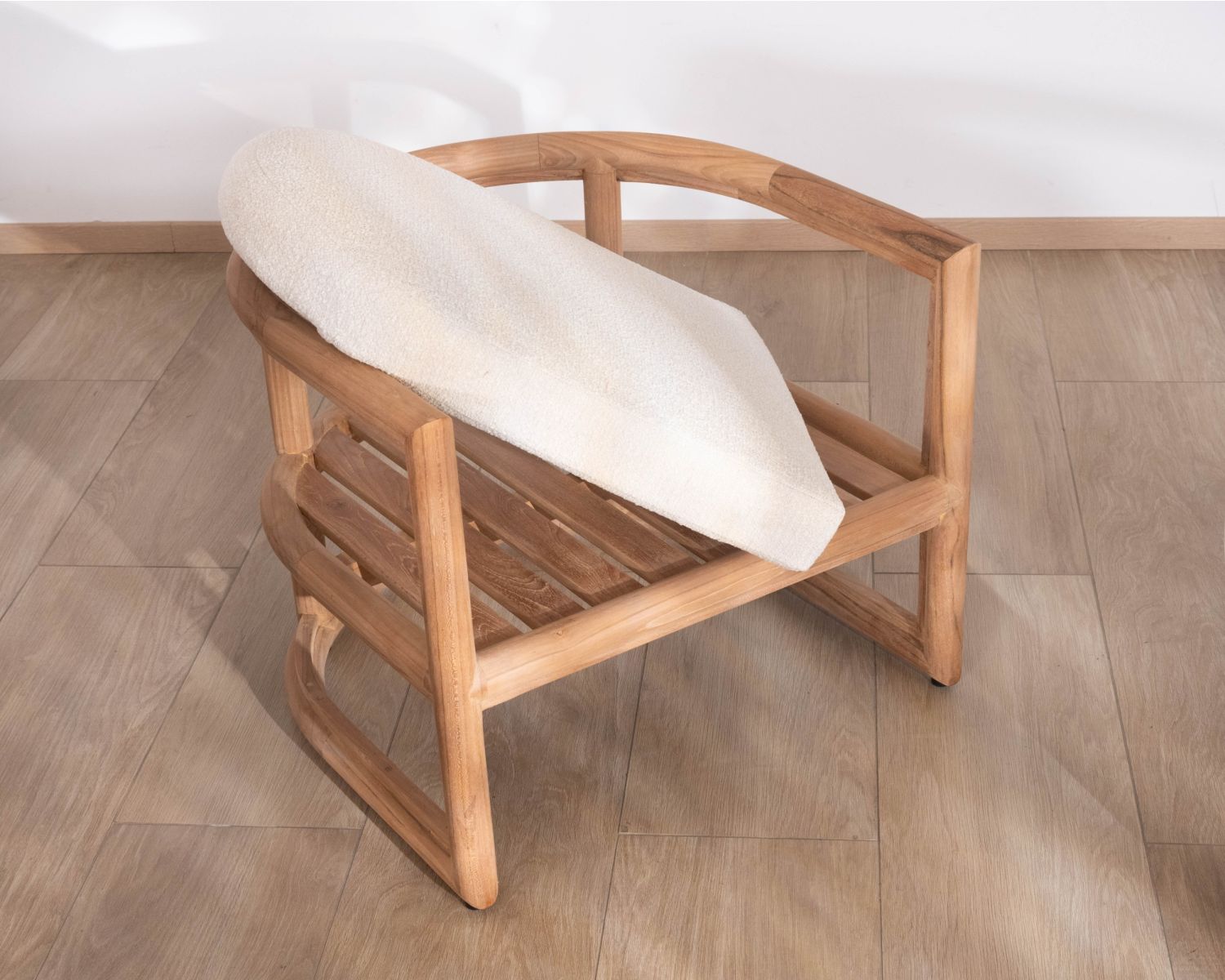 Sillón lounge de teca maciza «Alizé» con cojines de tejido bouclé en color crudo – para interior y exterior